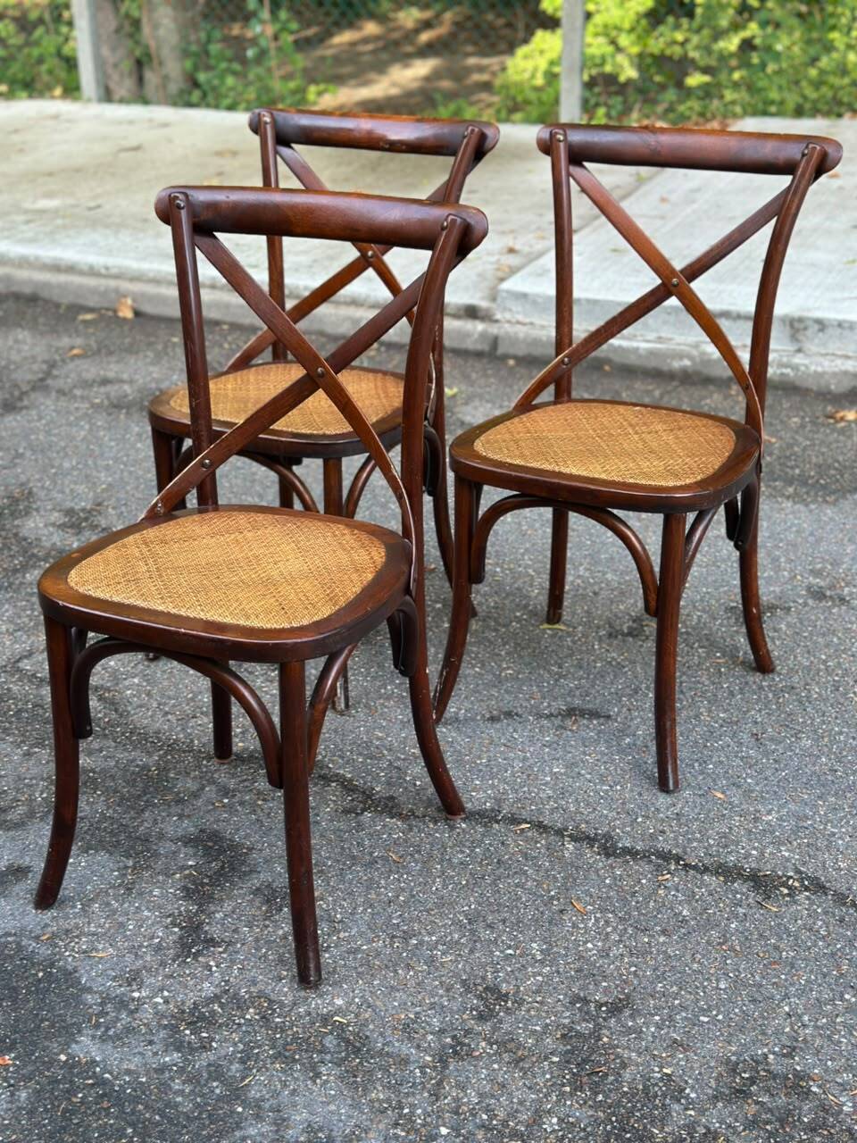 4 bistro chairs with curved wooden backs and cross braces / Crossback