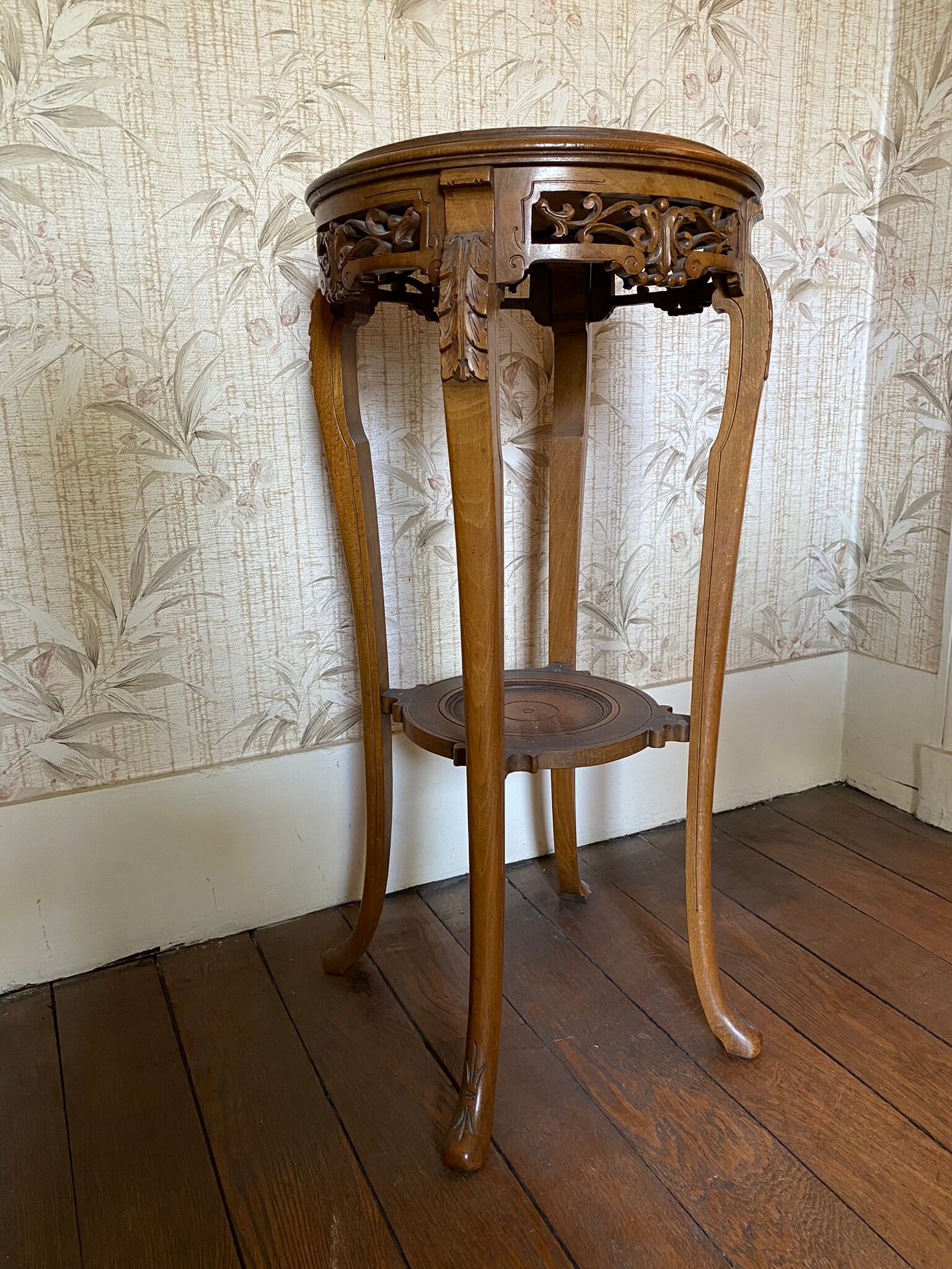 Fifth wheel / Carved wooden plant door with double top - brown marble around 1900