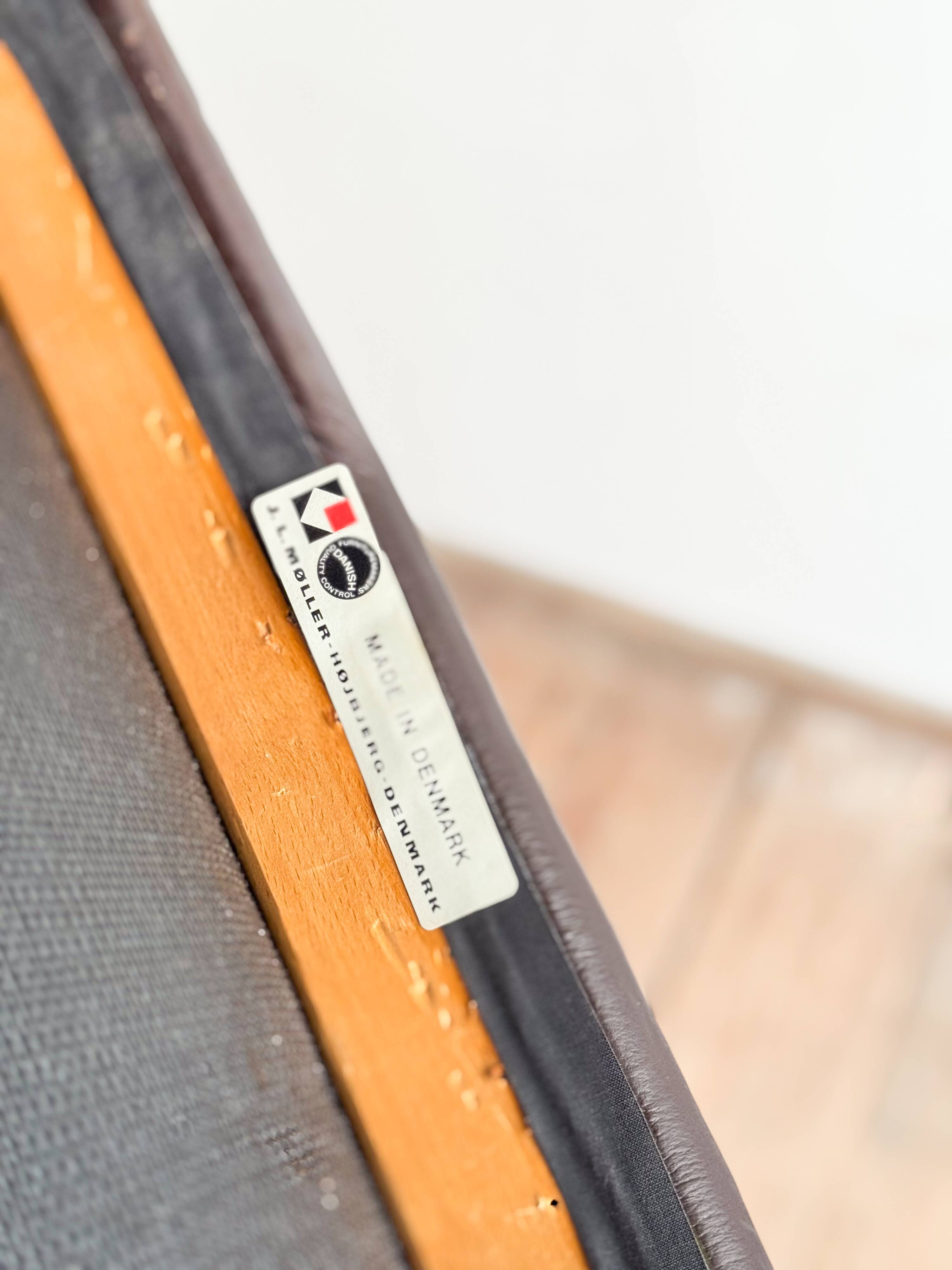 Chaise modèle 82 « Ambassade » en teck massif par Niels O. Møller, Danemark