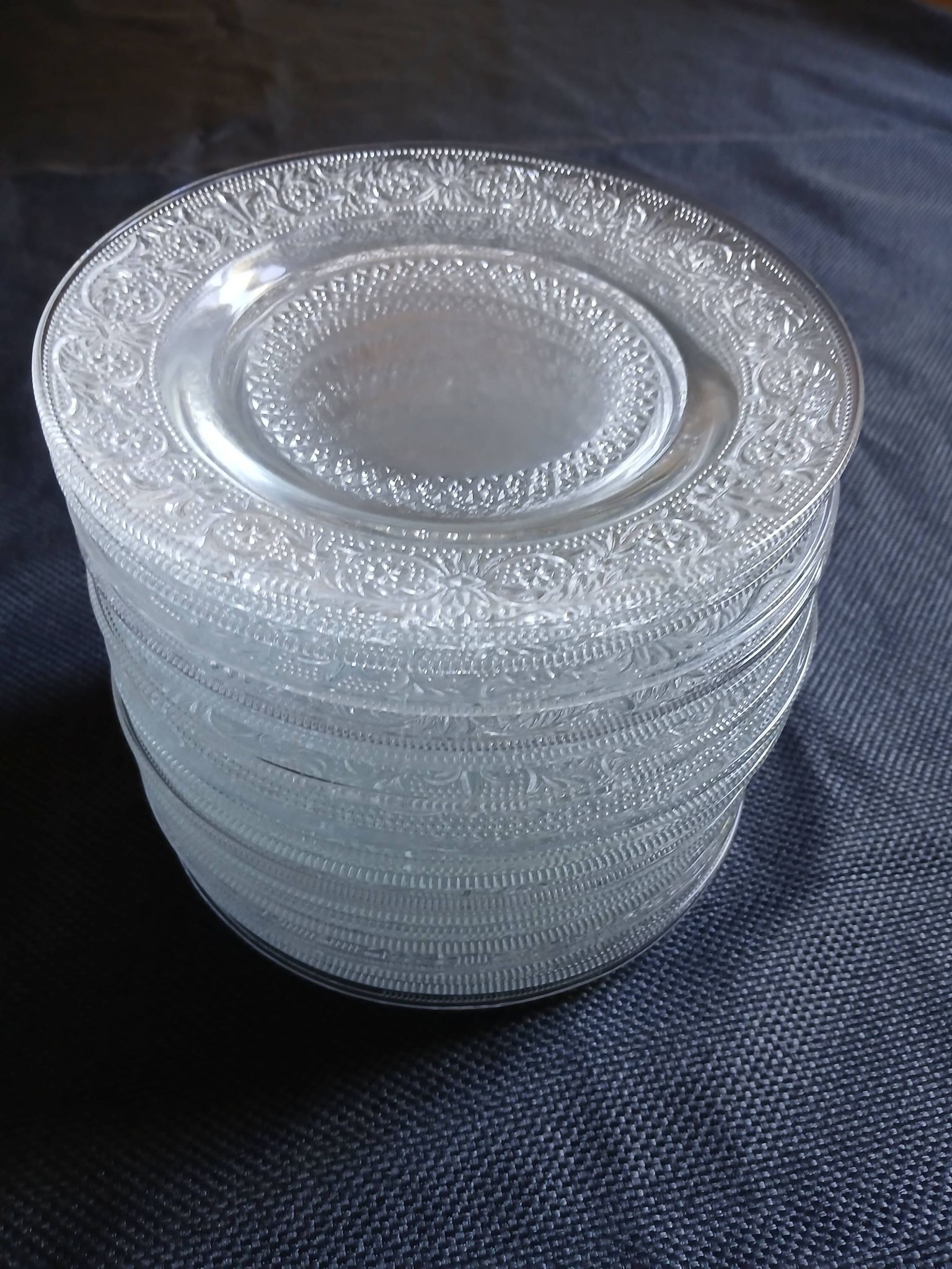 18 assiettes à dessert vintages en verre pressé