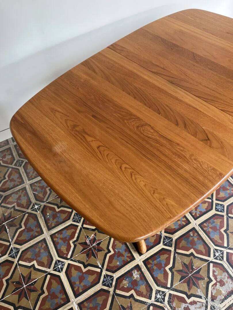 Danish dining table – Dyrlund