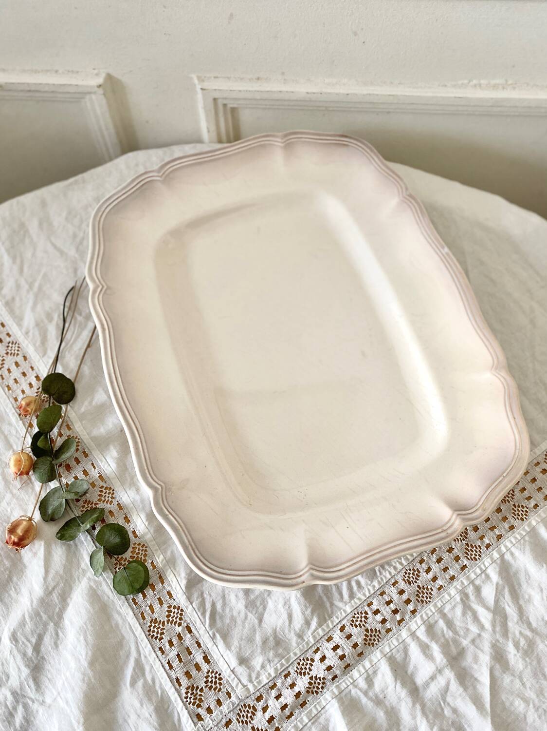 Rectangular ivory-colored serving dish Sarreguemines Chambord model