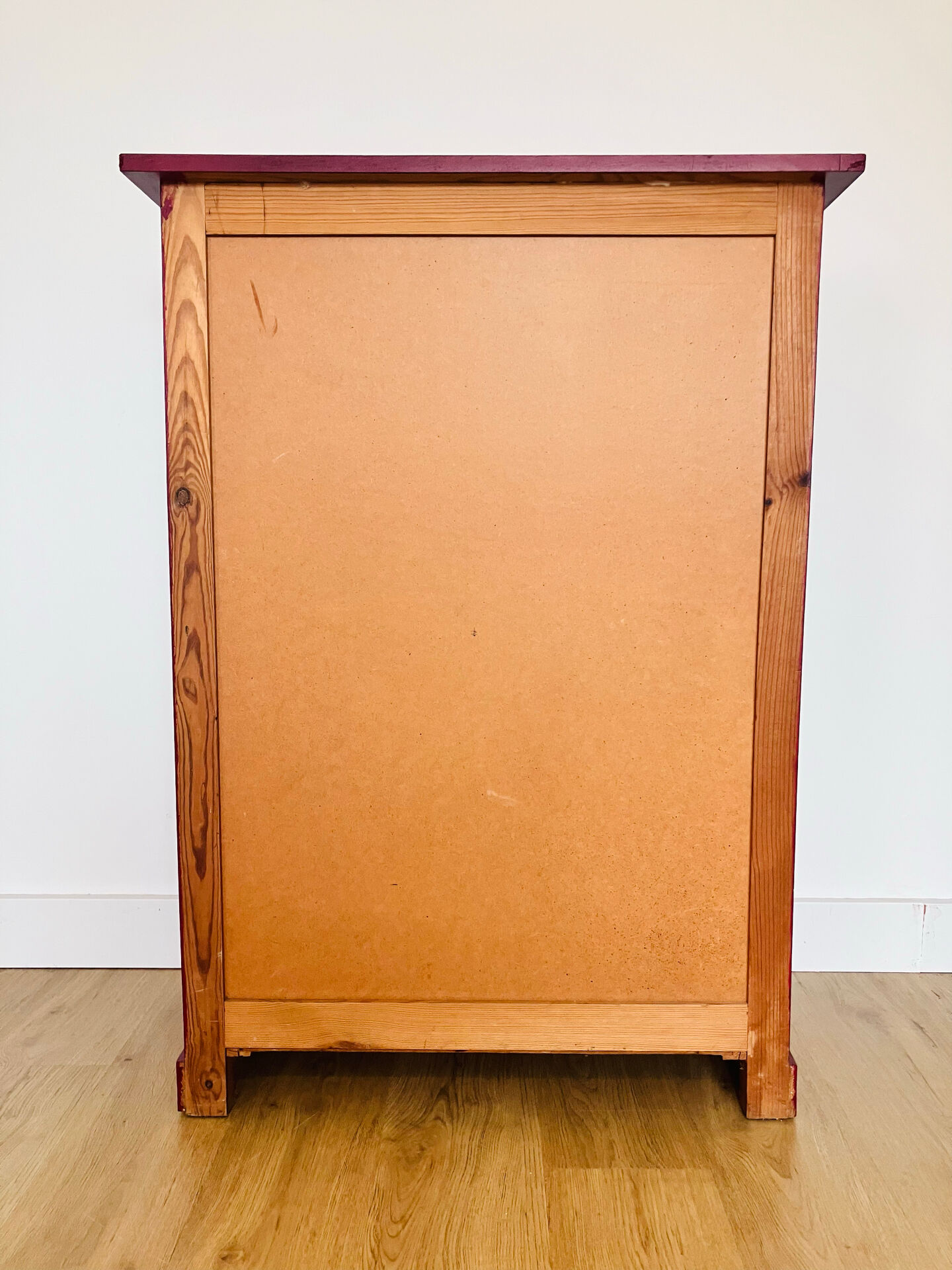 Chest of drawers with 5 drawers in black cherry.