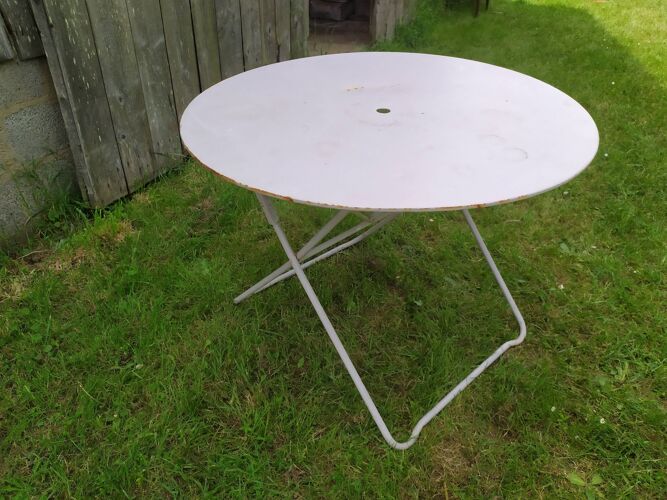 Iron garden table, foldable.