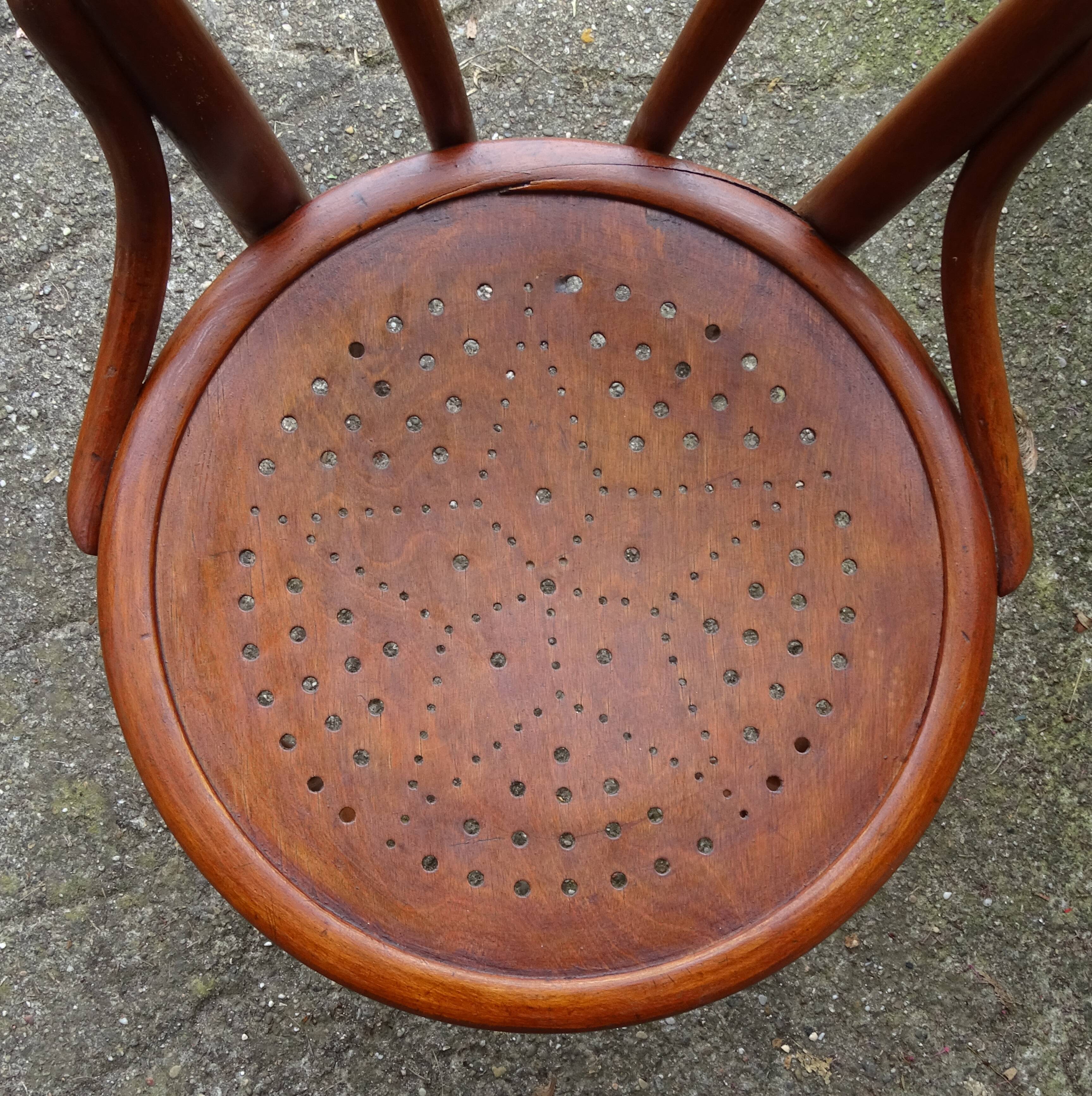 2 Fischel bistro chairs N°18 1/2, circa 1910, wooden seat.