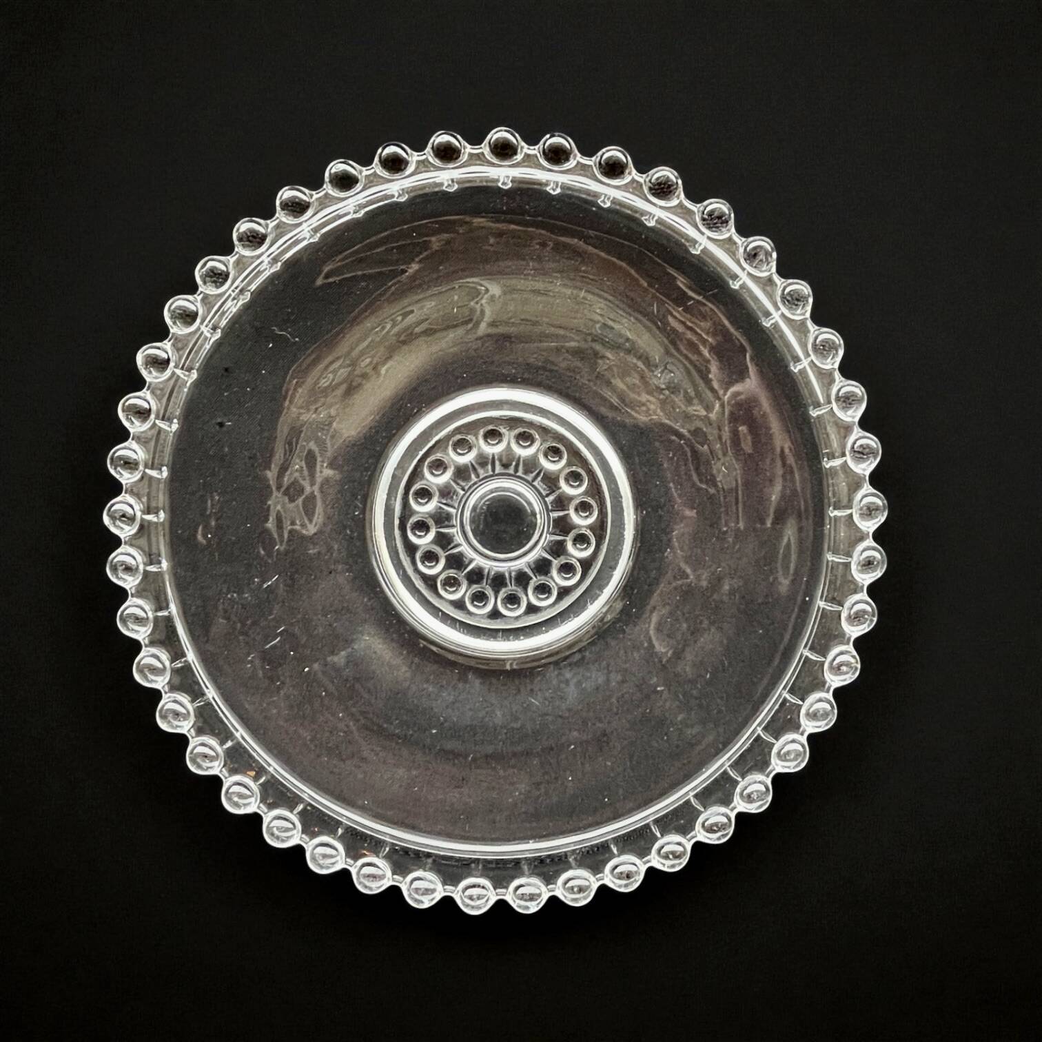 Plat Art Déco en verre moulé et perlé, 1900