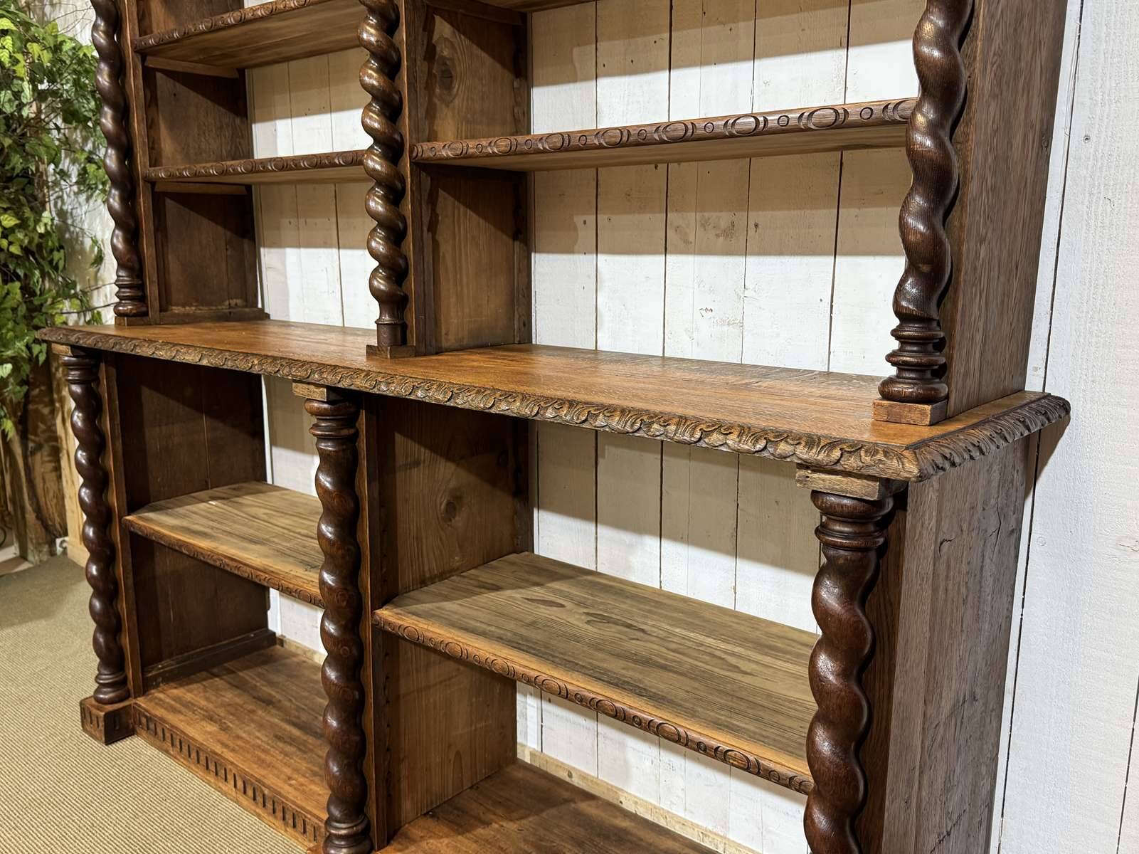 Bibliothèque de boiserie en chêne et sapin début XXème