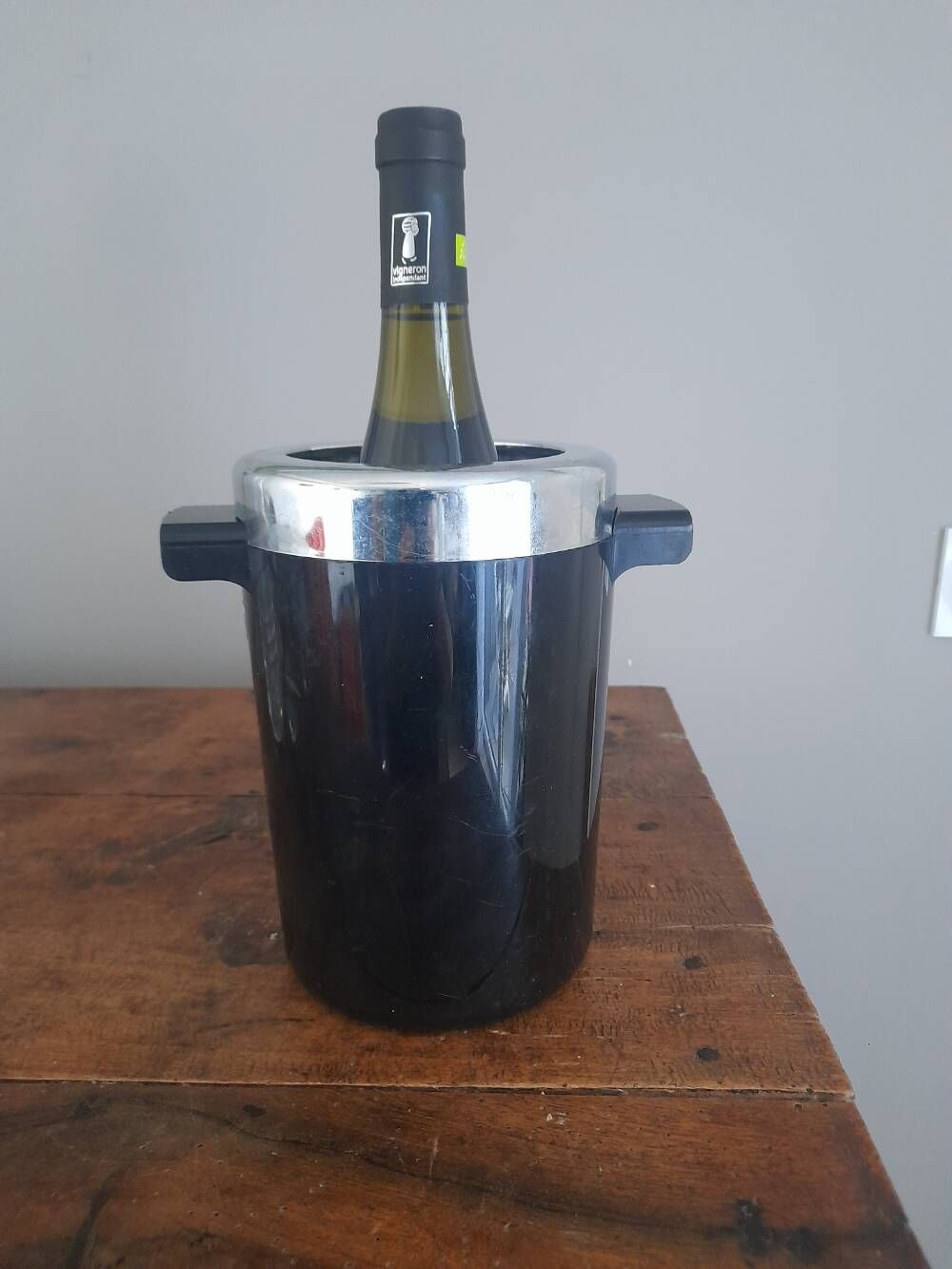 Long-lasting bottle cooler bucket