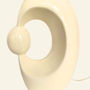 Lampe de table en céramique crème d'inspiration mid-century, avec abat-jour