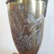 Vase amphore en laiton cuivre style art déco sur piédouche avec anses motif floral