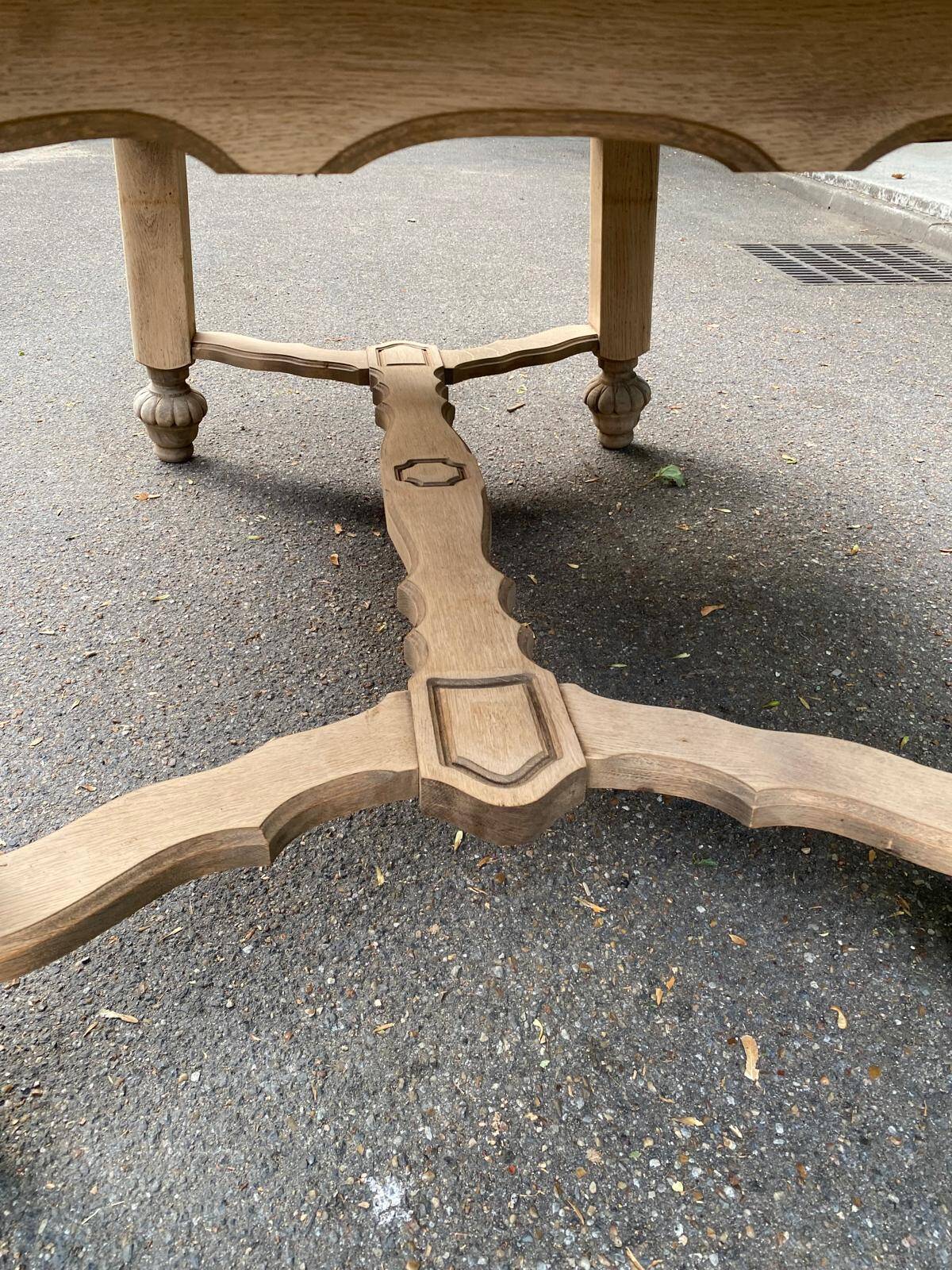 Table à manger extensible Louis XIII décapée en chêne années 50