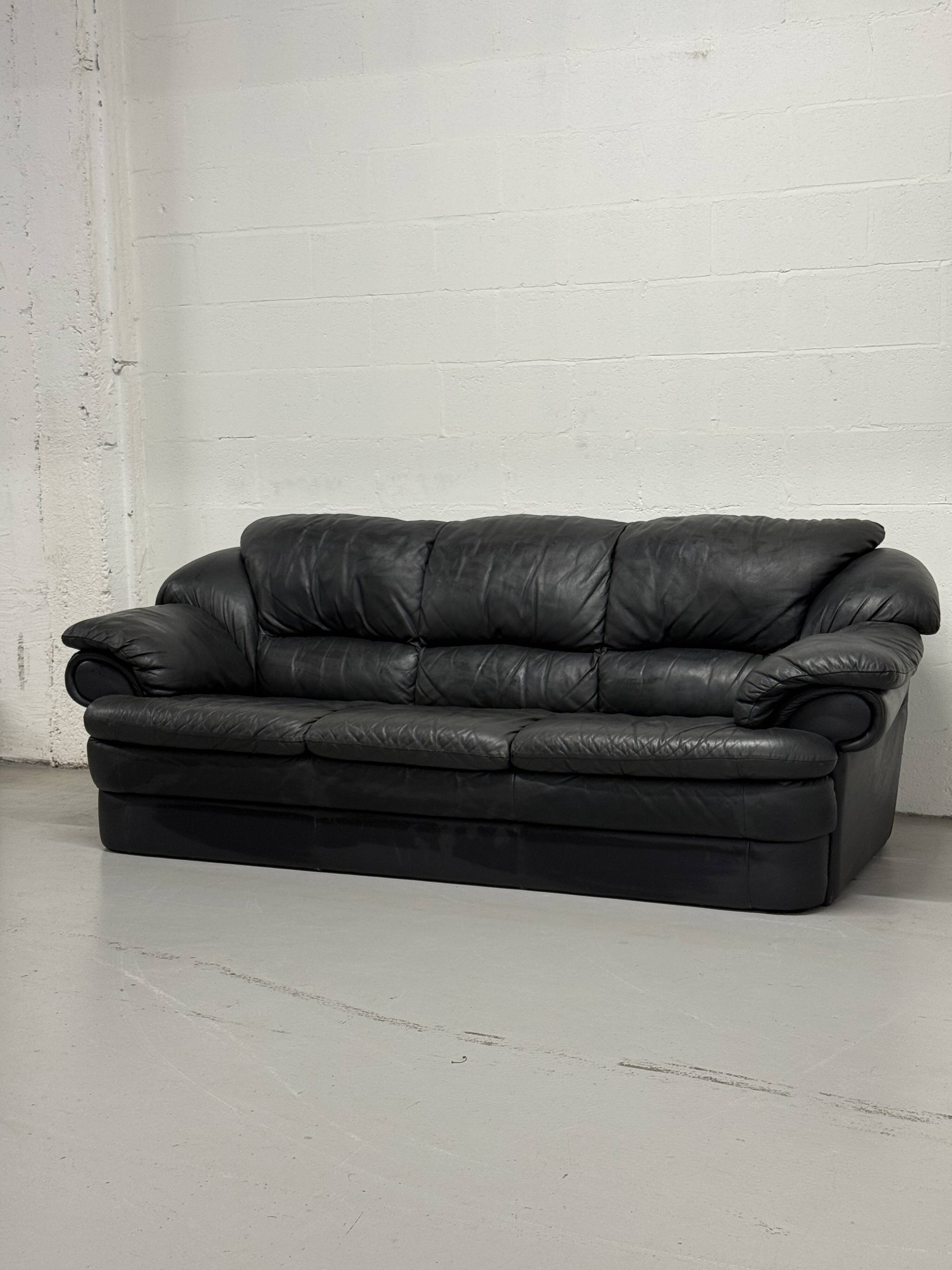 Canapé en cuir noir — design postmoderne