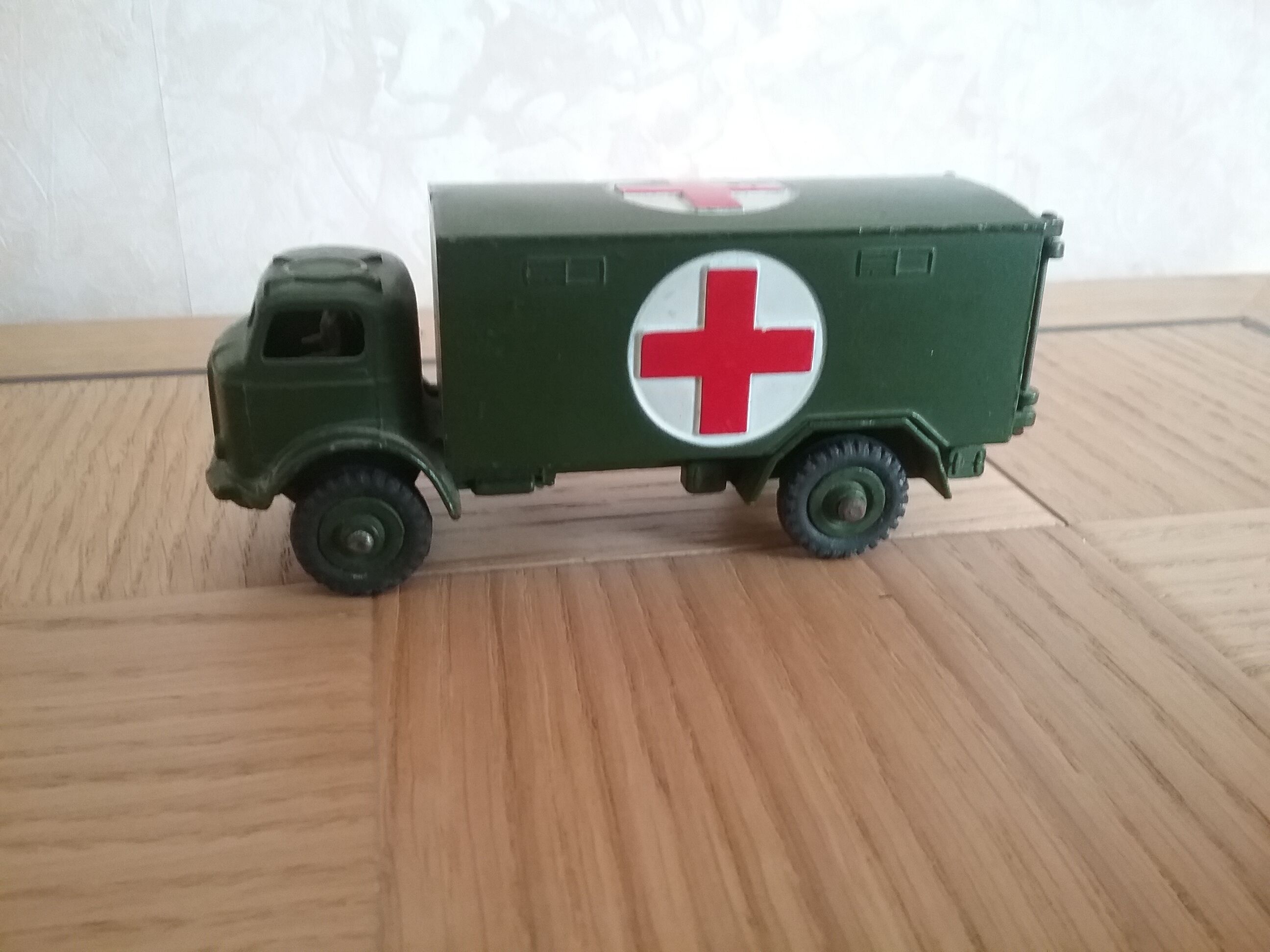 Military ambulance Dinky toys England ref 626 with box