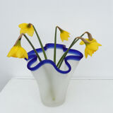 Vase mouchoir verre sablé bords bleus