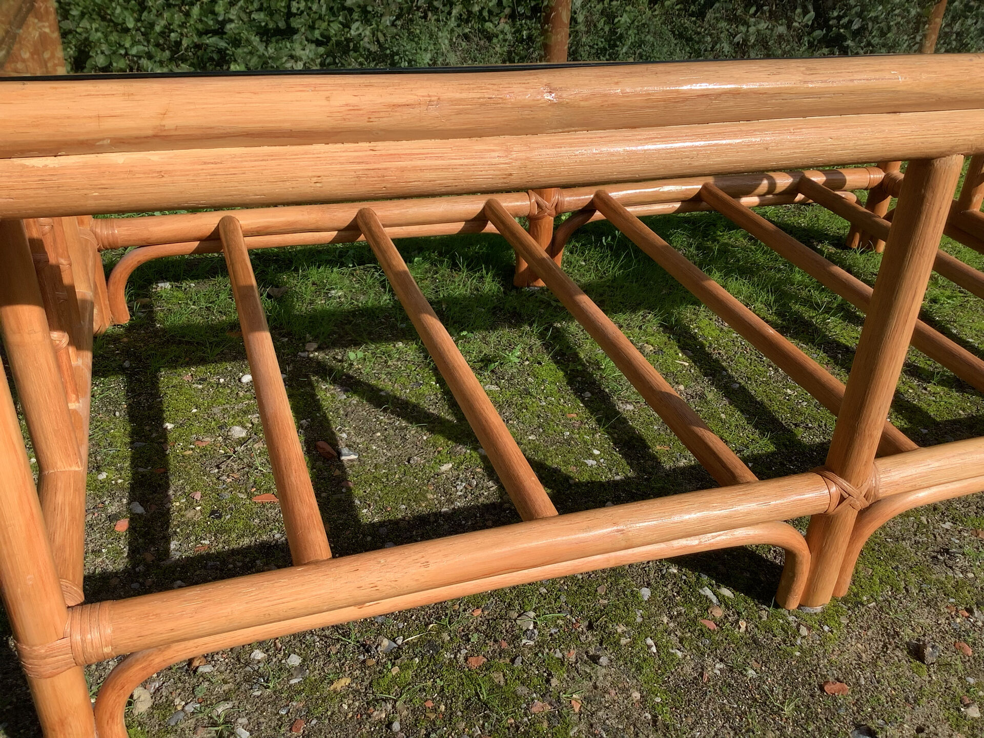 Table basse vintage en rotin et verre