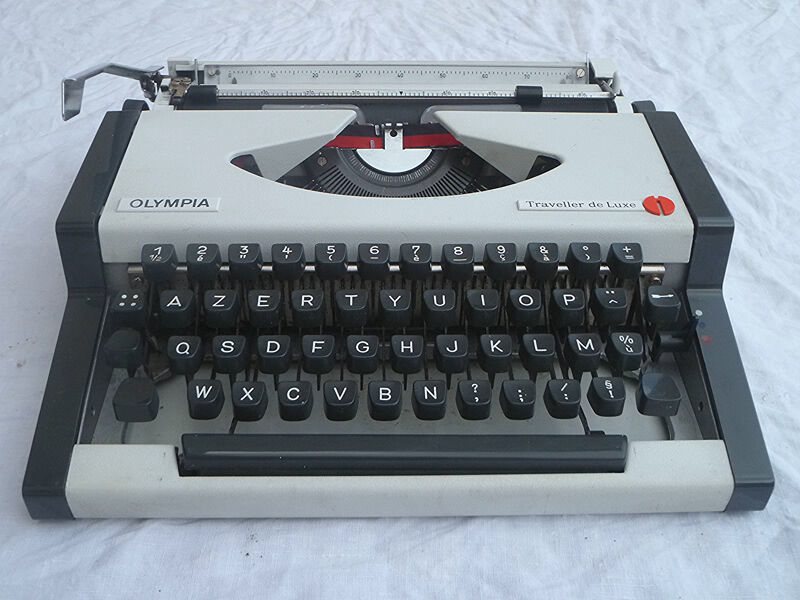 Typewriter olympia traveller de luxe