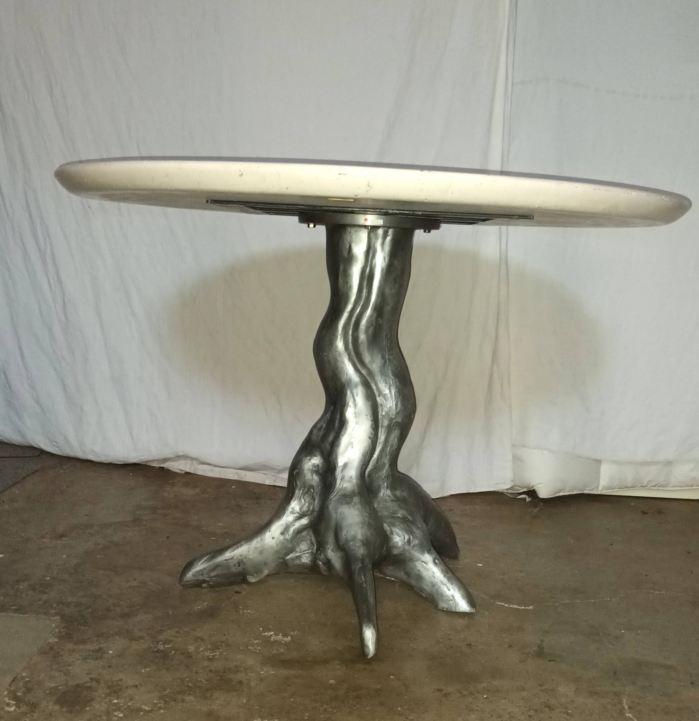 Round table signed OLY Studio