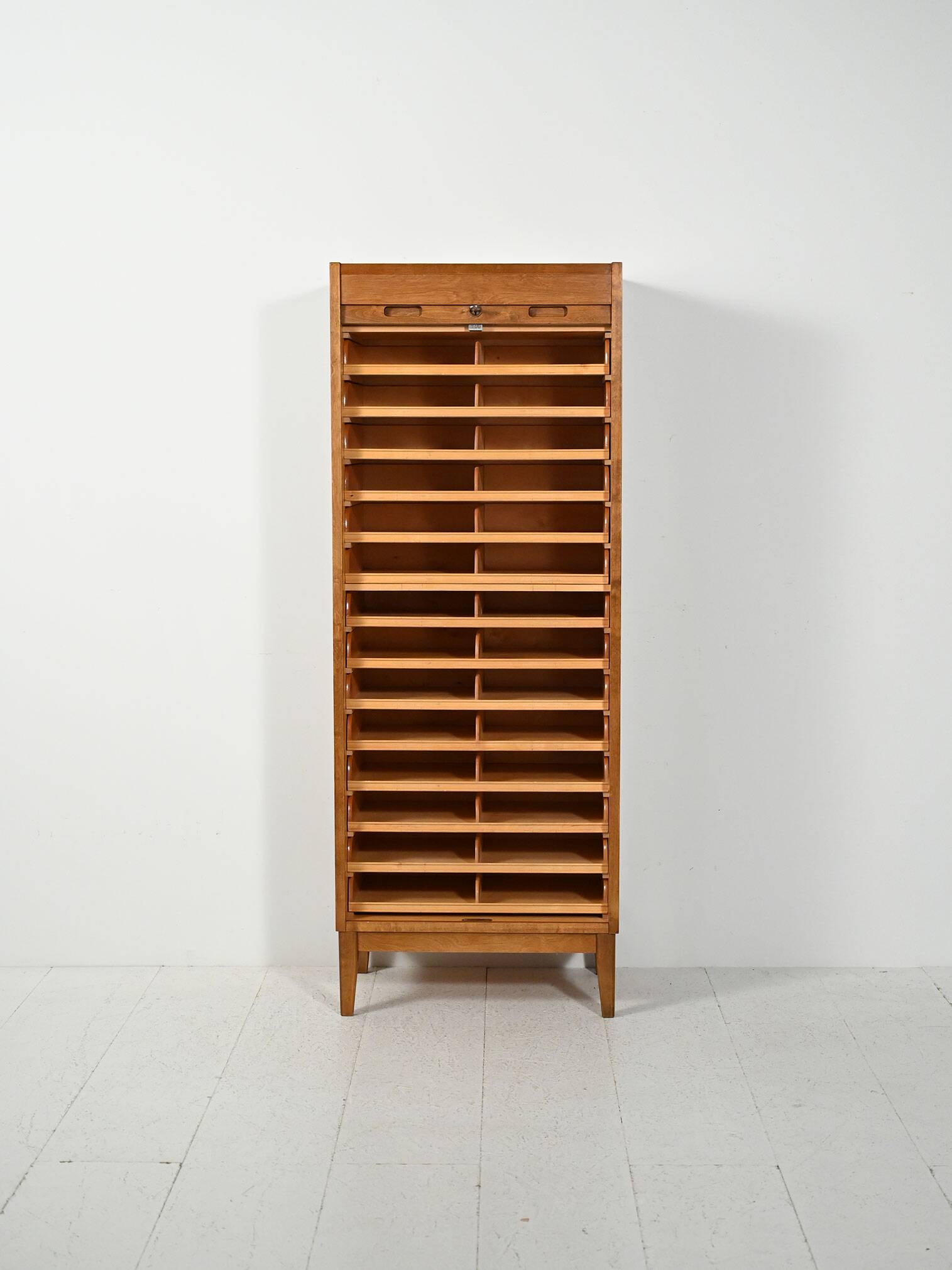 Cabinet de classement en chêne scandinave avec porte tambour verticale, S.K.N., 1963