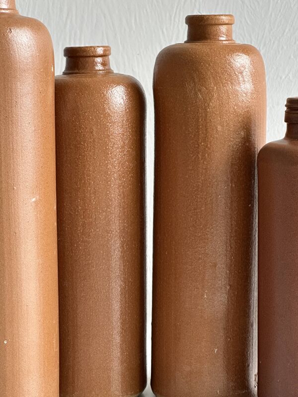 Ensemble de bouteilles anciennes en grès