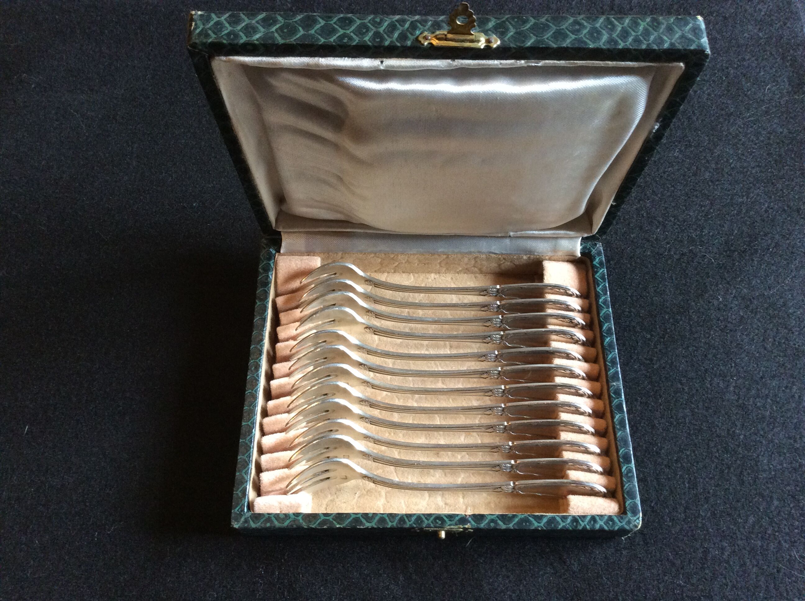 12 oyster forks & box