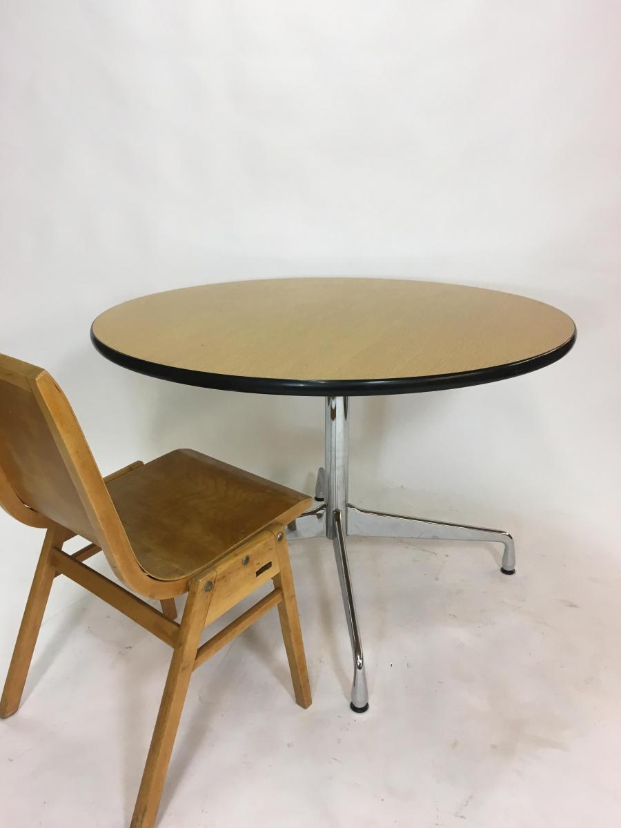 Dining table circular vintage by Charles & Ray Eames for Vitra