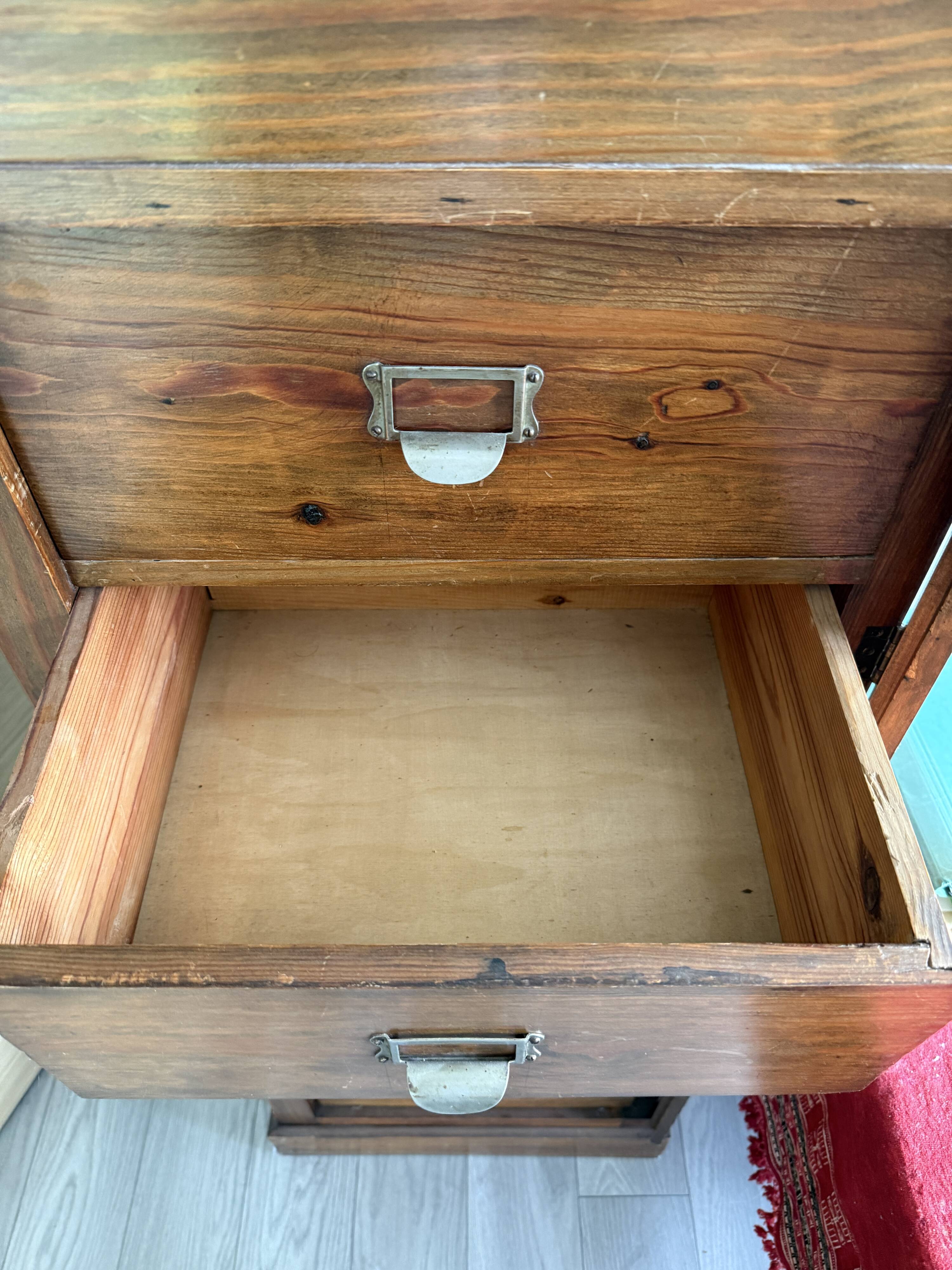 Wooden chest of drawers