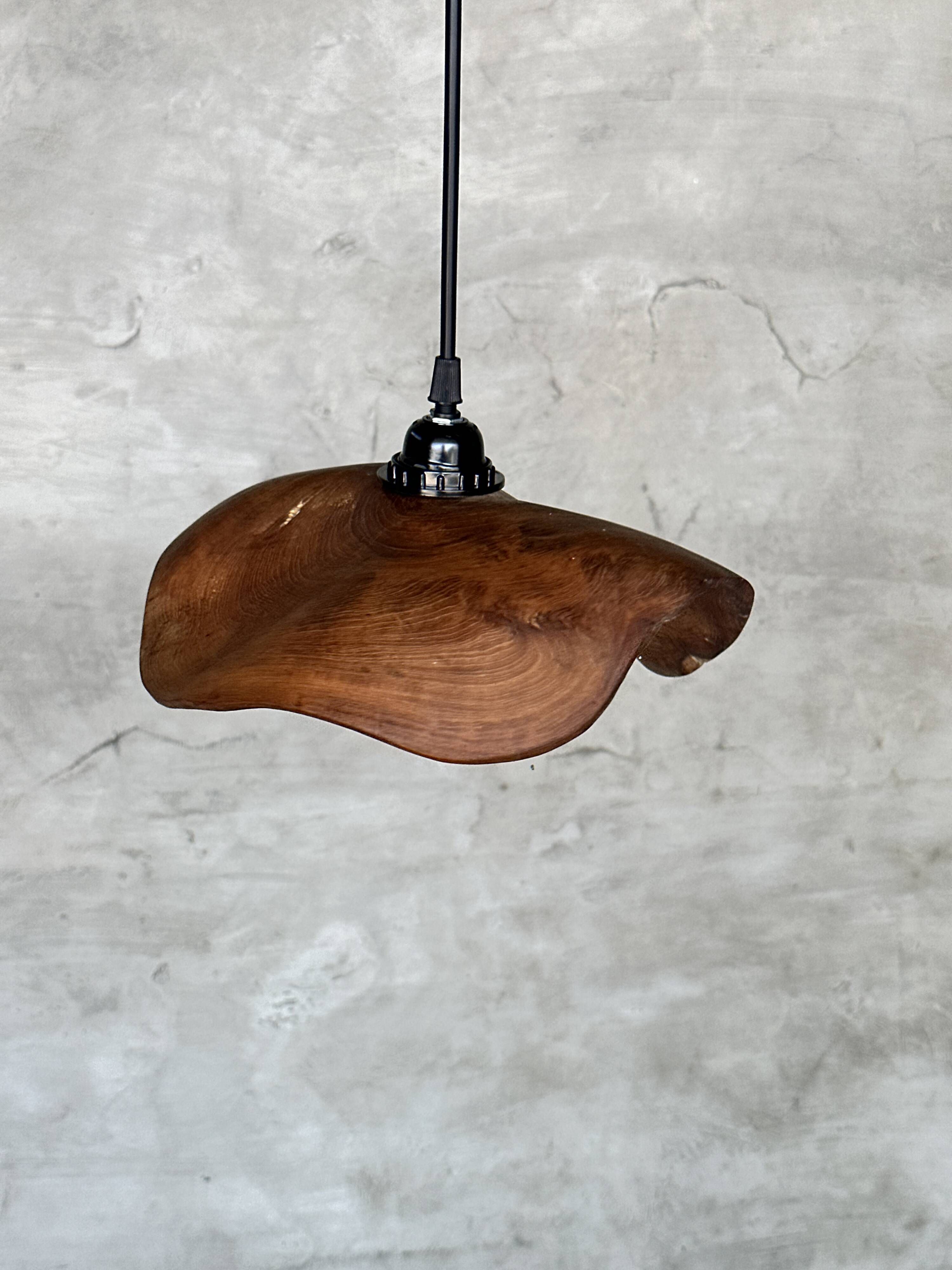 Small pendant light in corrugated teak leaf (Small D:30 H:20)