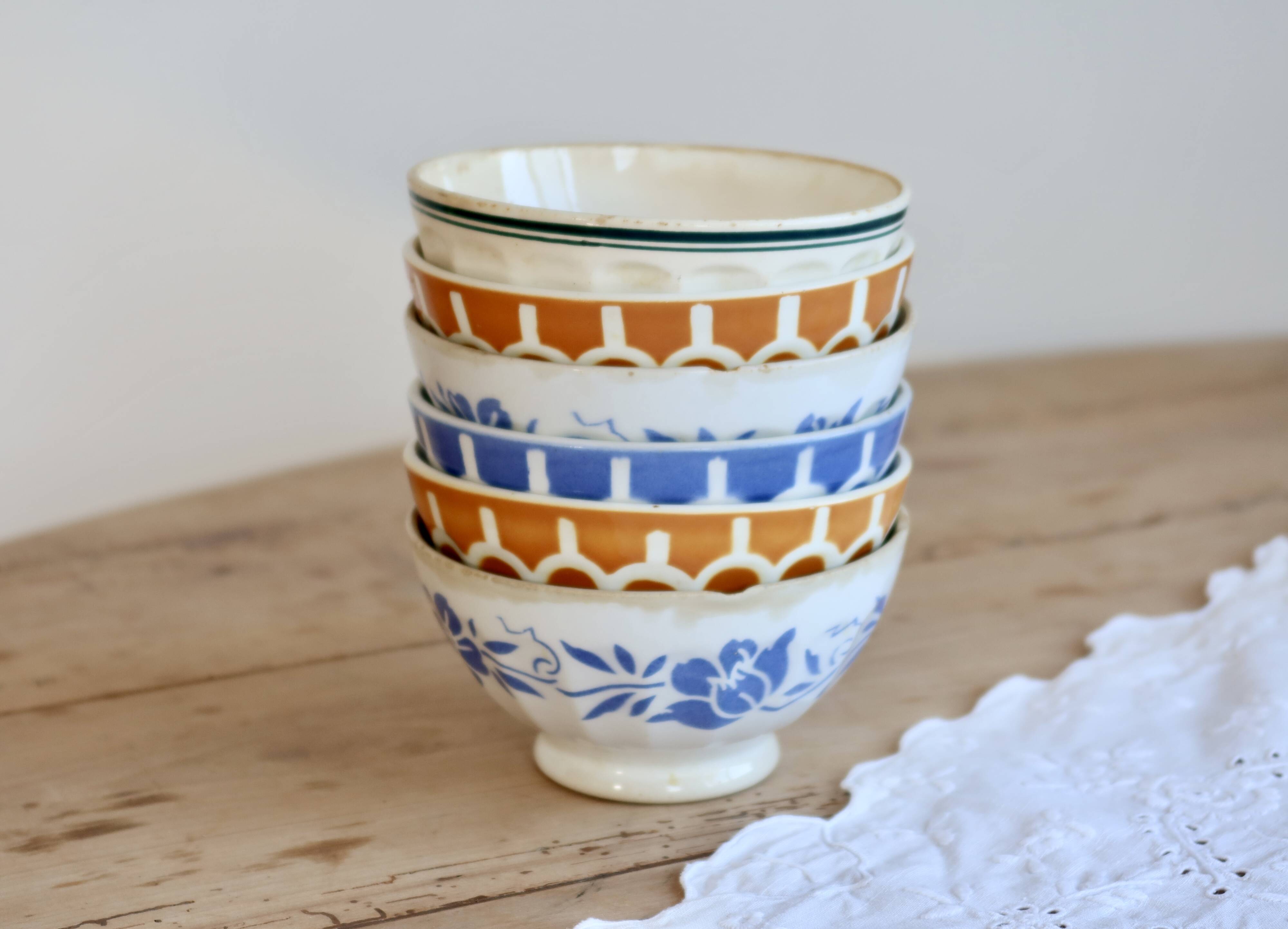 Paire de bols vintage en faïence décor bleu fleuri