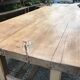Table de ferme et deux bancs en chêne massif