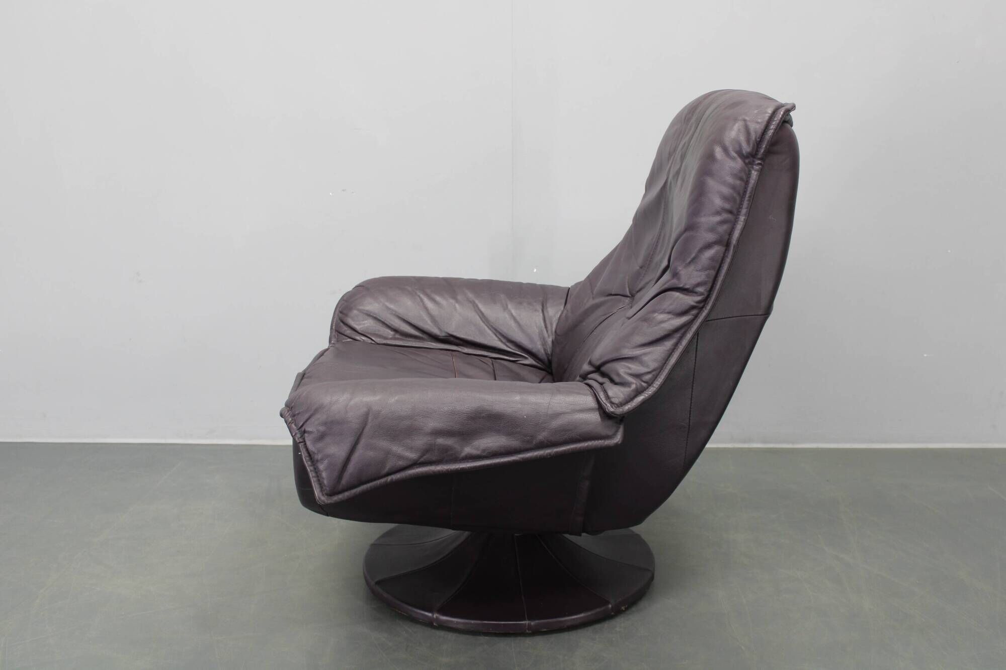 Italian dark purple leather swivel lounge chair, 1980s