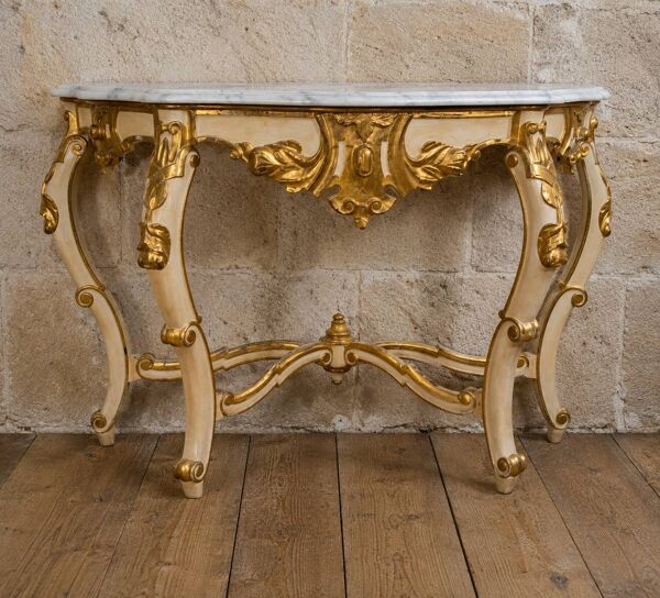 Console de style Louis XV – Bois laqué crème et doré – Dessus de marbre