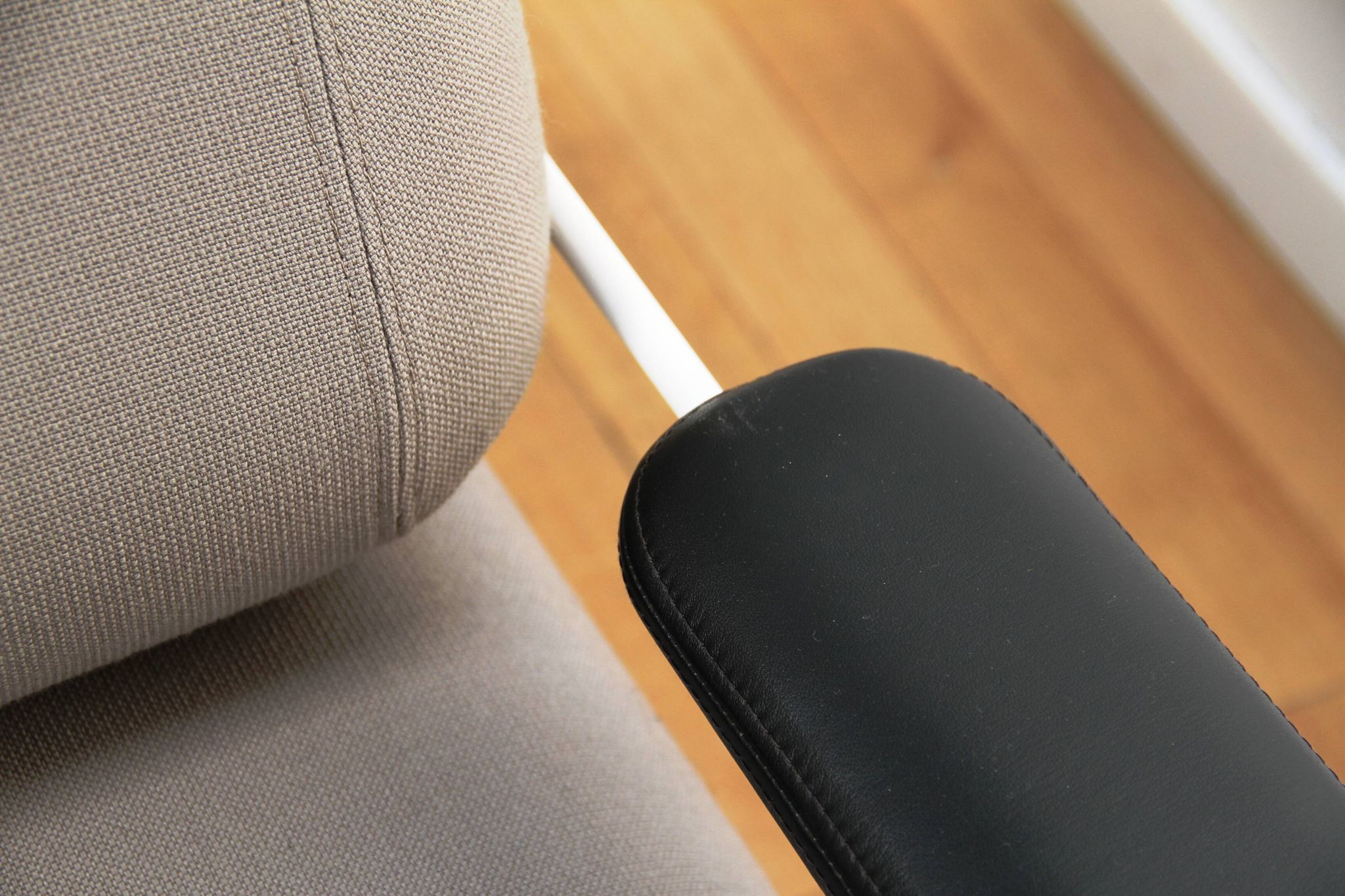 Paire de fauteuils Pebble, Bla Station
