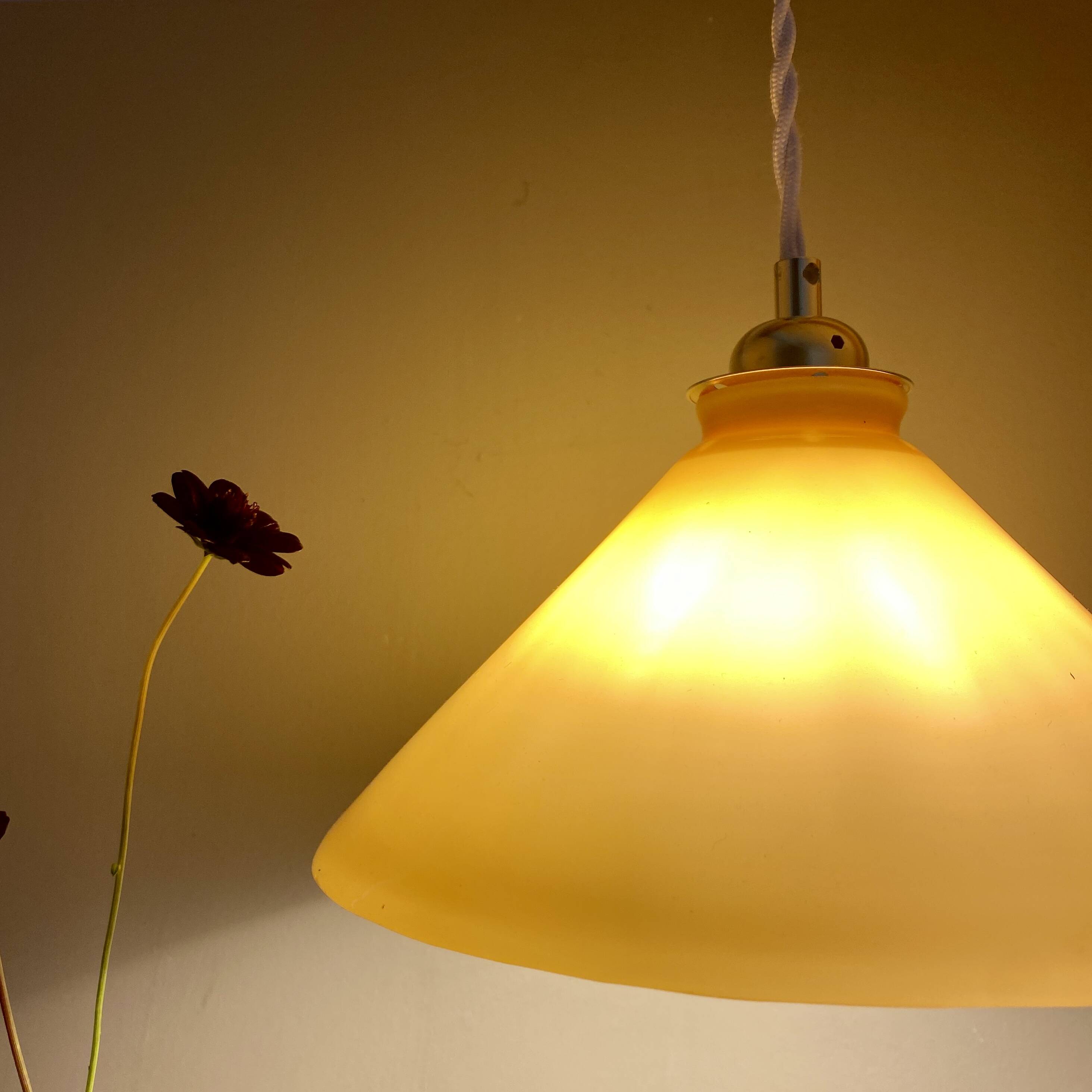 Suspension lampshade in yellow and white opaline