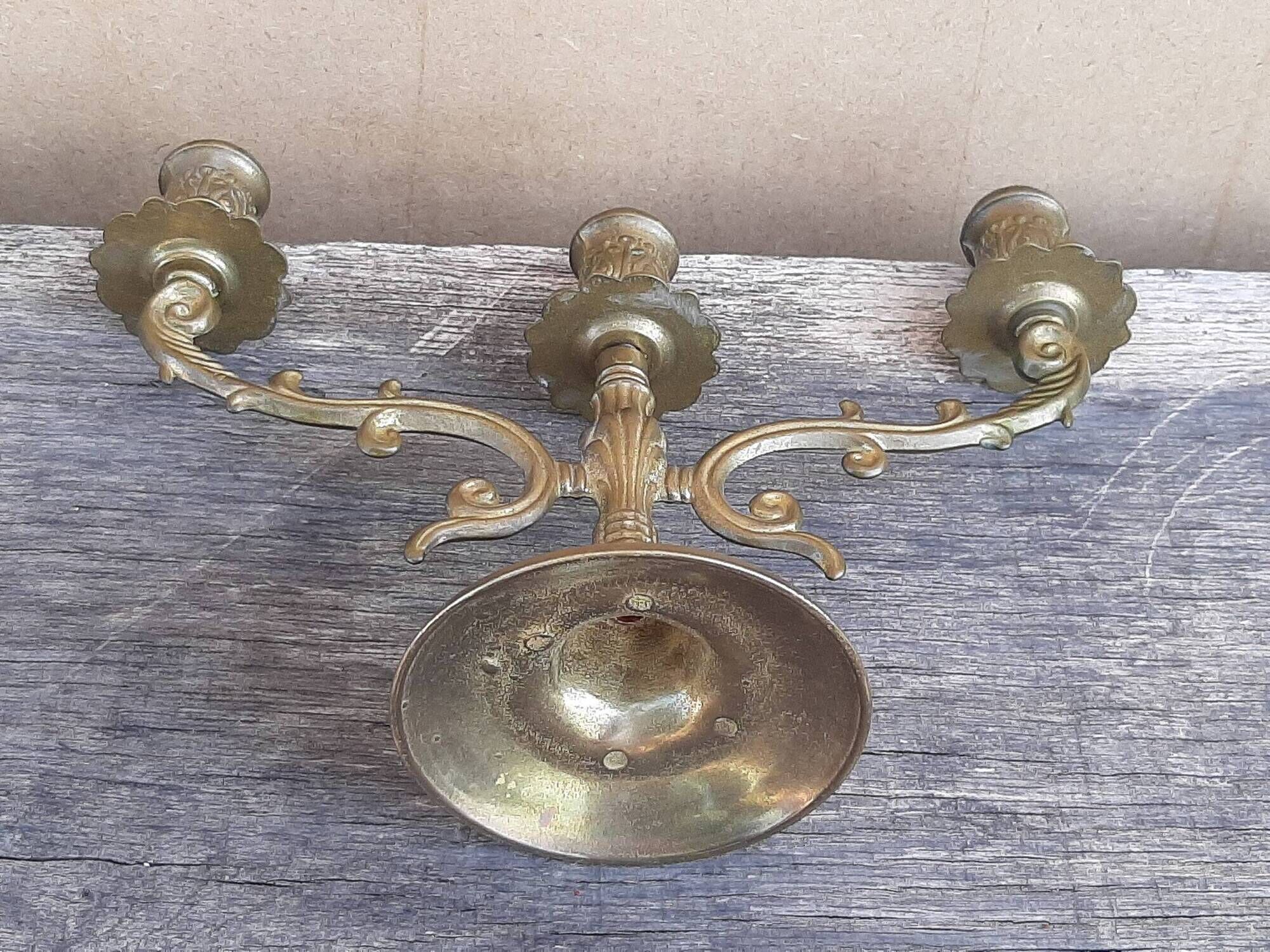 Three-light chandelier in brass metal