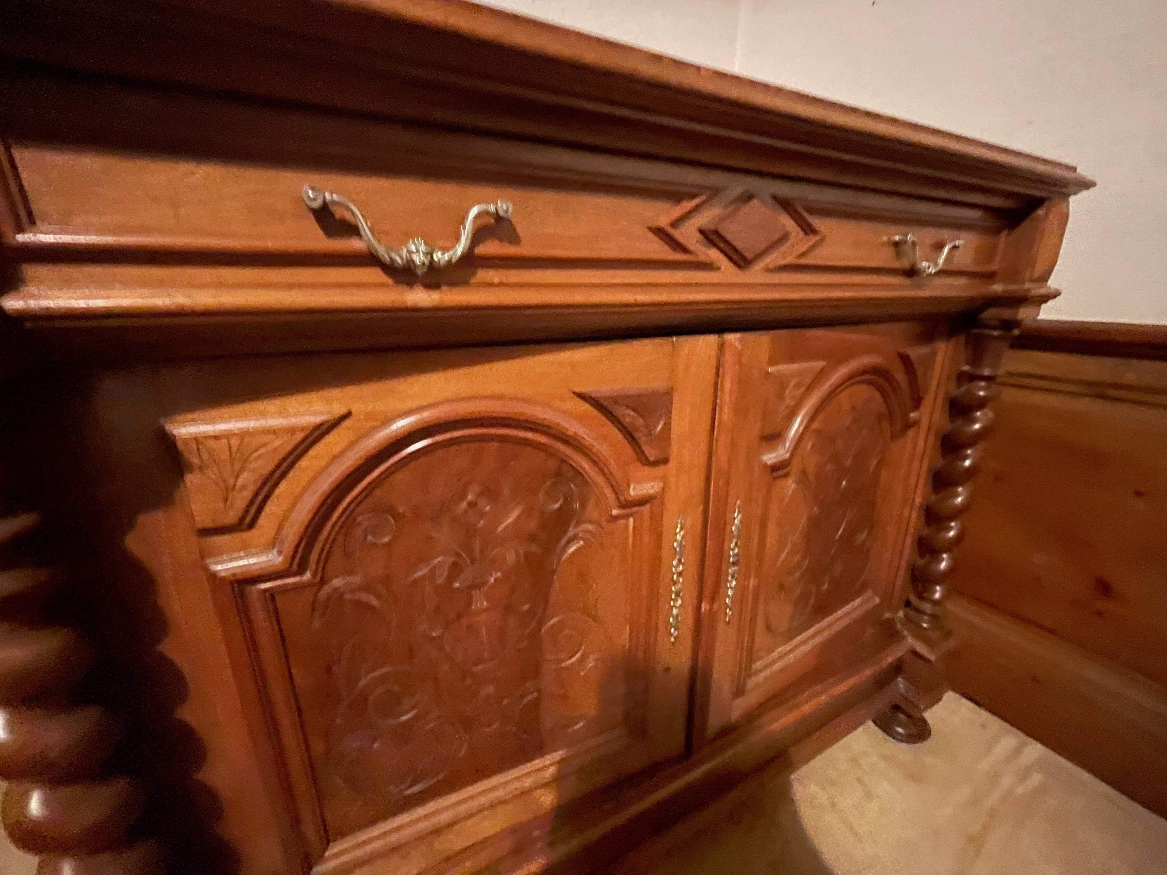 Classic chest of drawers