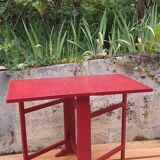 Red retractable table