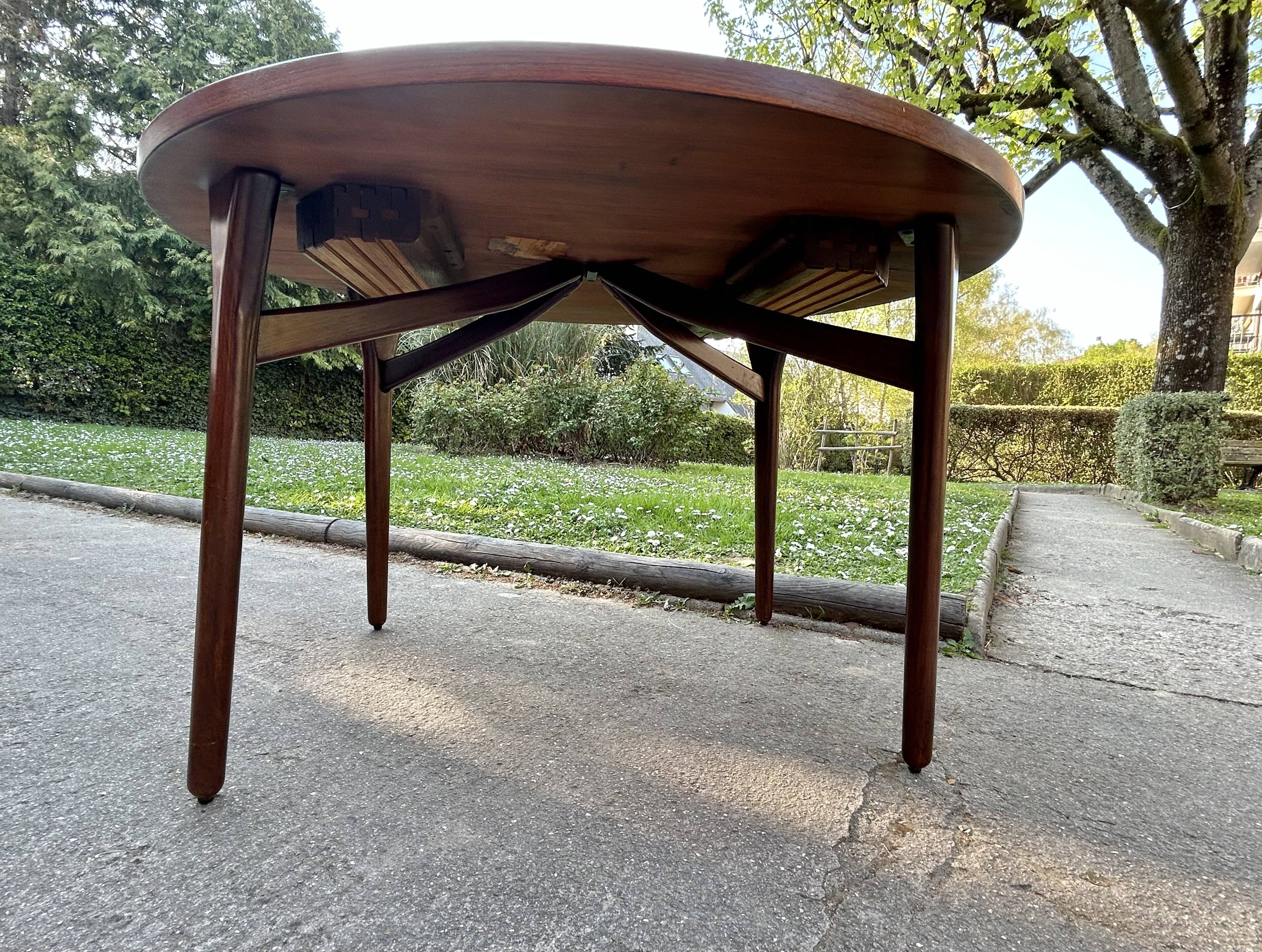 Round rosewood dining table by H. Henning for B. Hansen, 4/8 people.