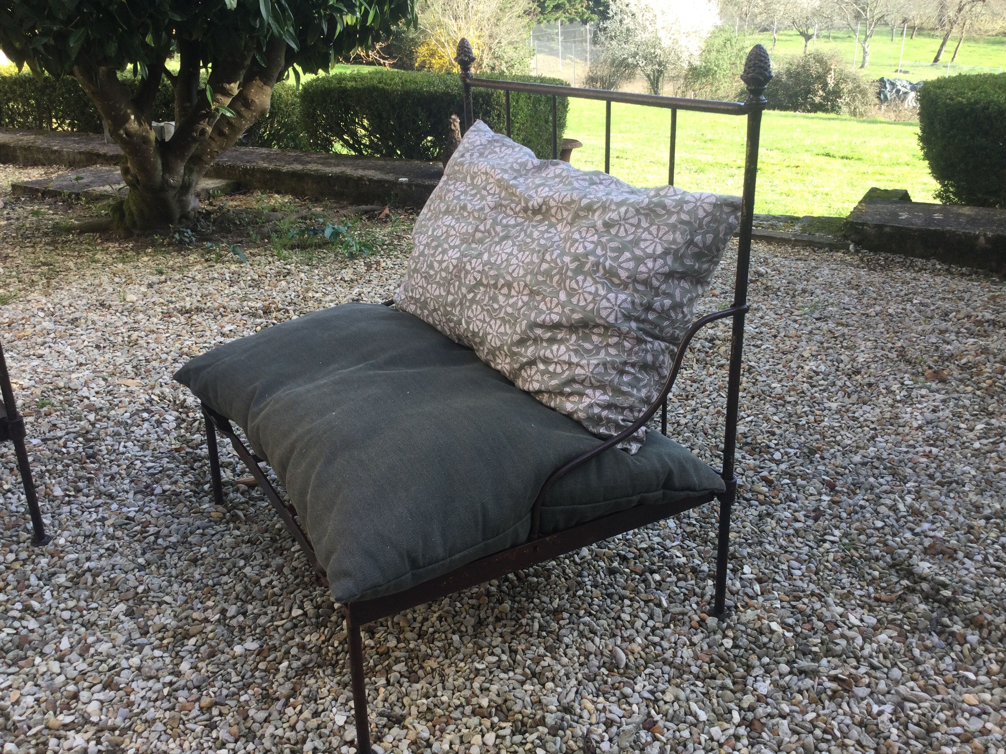 Set of 2 iron garden chairs