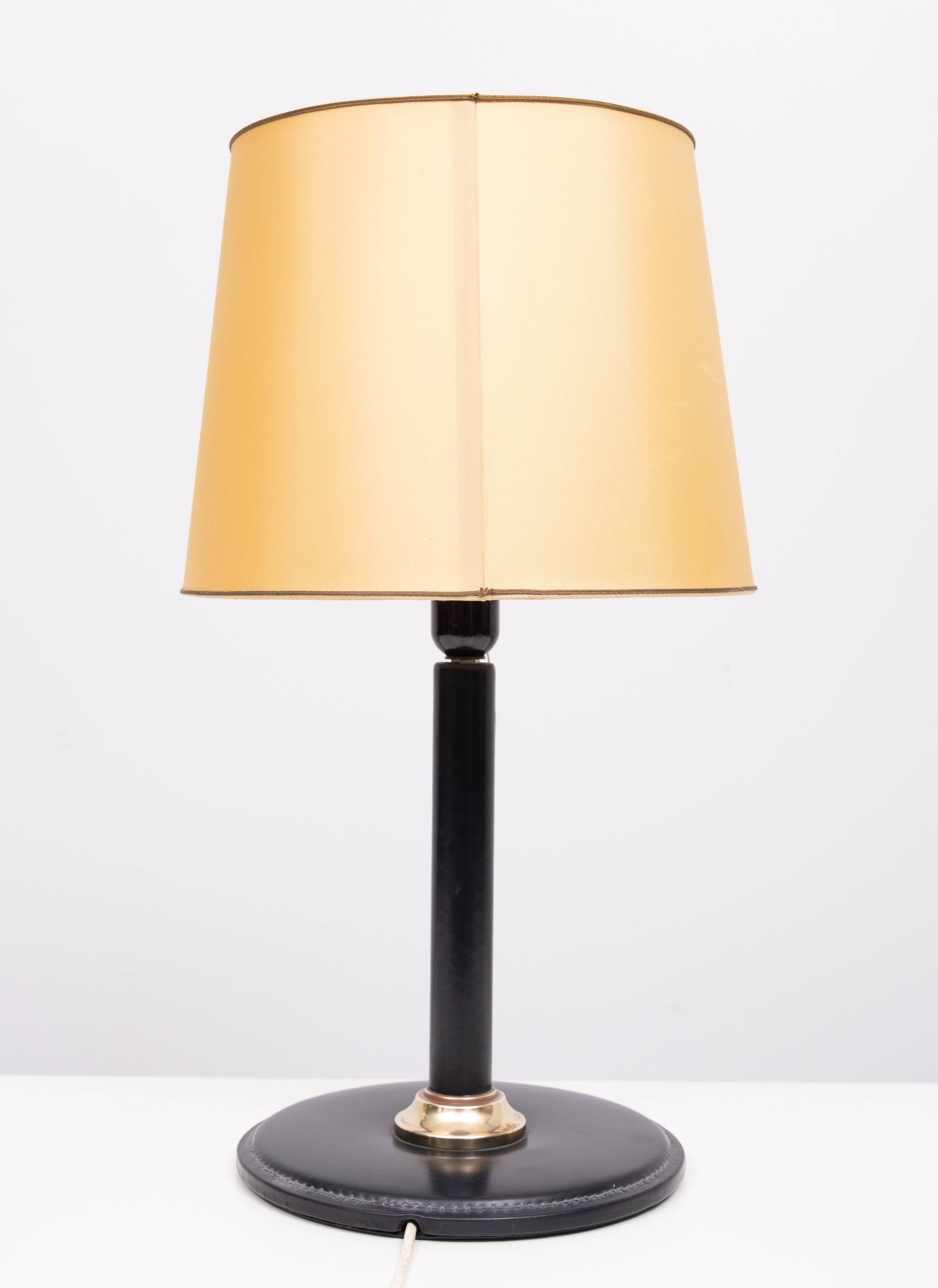 Lampe de table en cuir cousu Jean Adnet, style années 1960