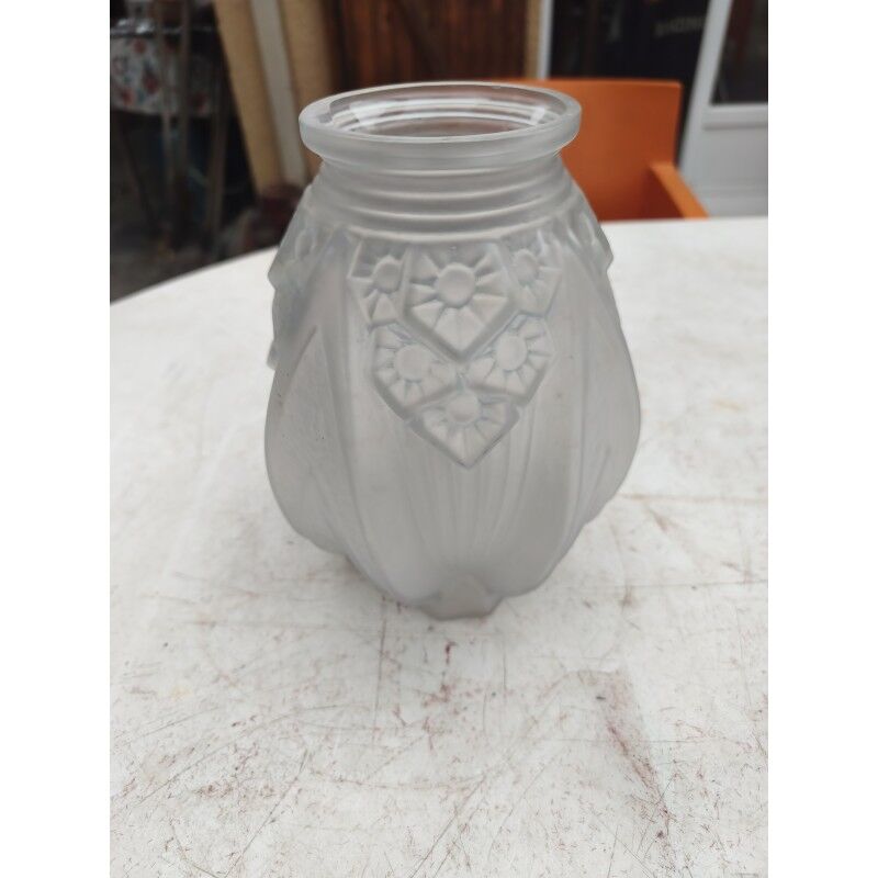 Art Deco vase made of opalescent moulded glass