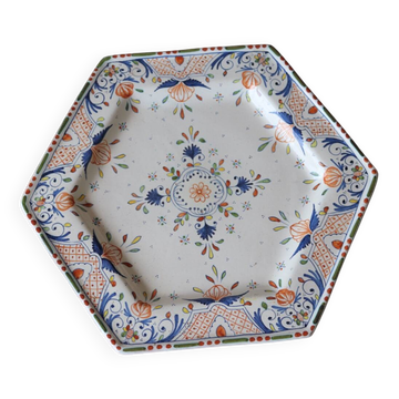 Plat hexagonal ancien en faïence à décor floral polychrome