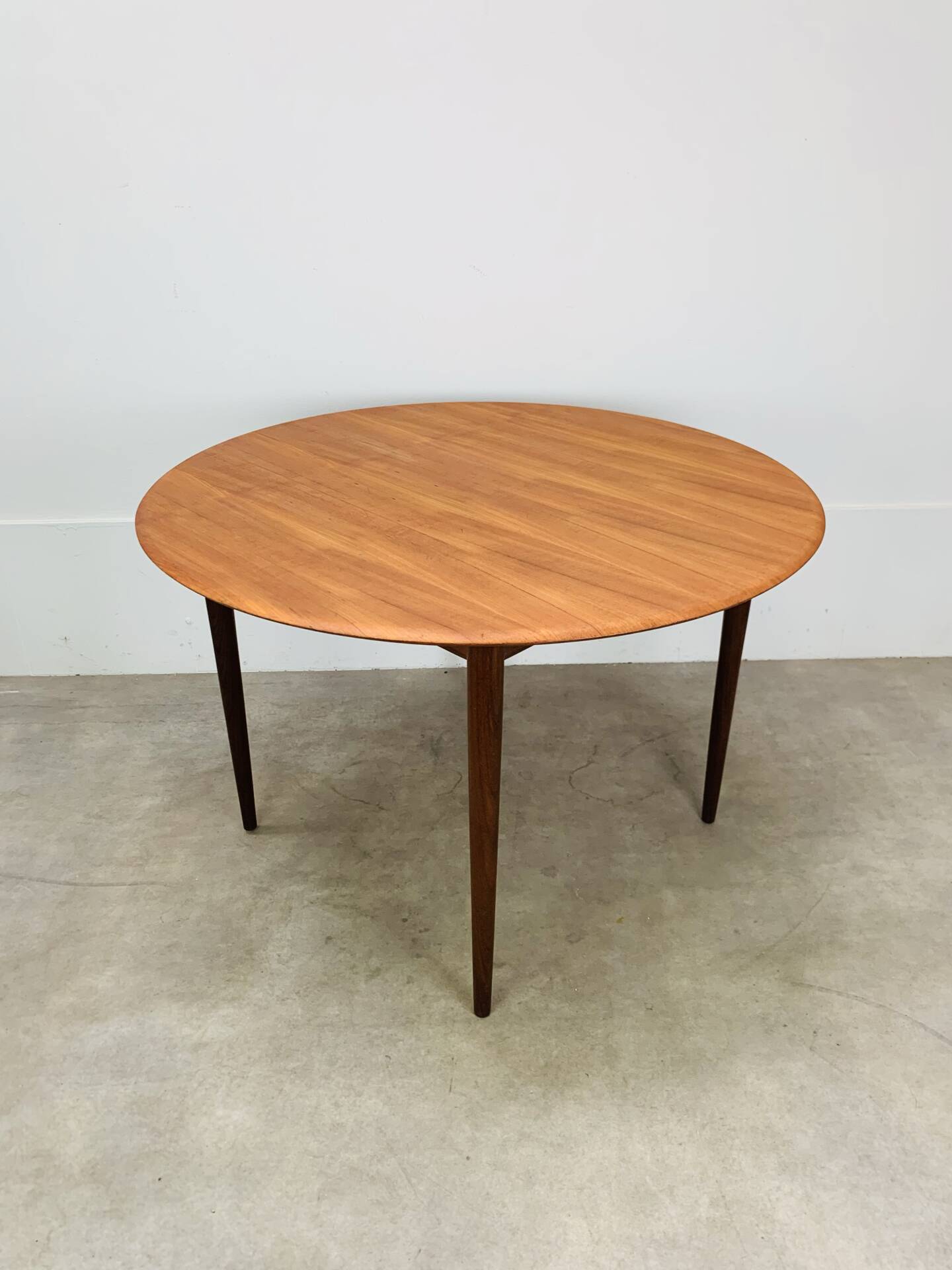 Table ronde scandinave en teck, 1960