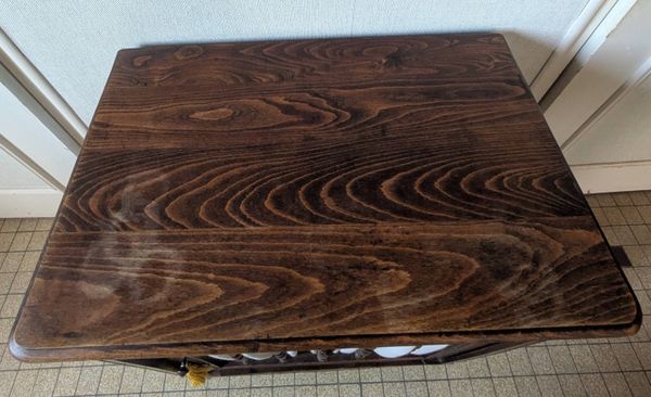 Buffet bas ancien en bois massif