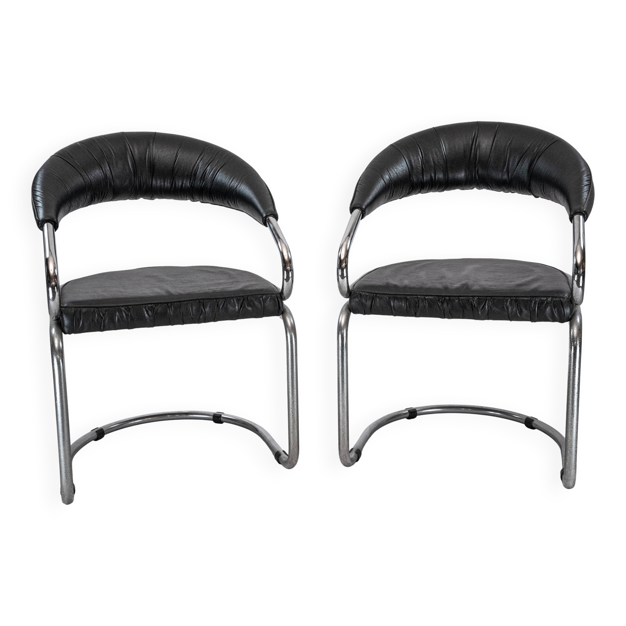 Paire de chaises en chrome et simili cuir par Giotto Stoppino. Italie années 1970.