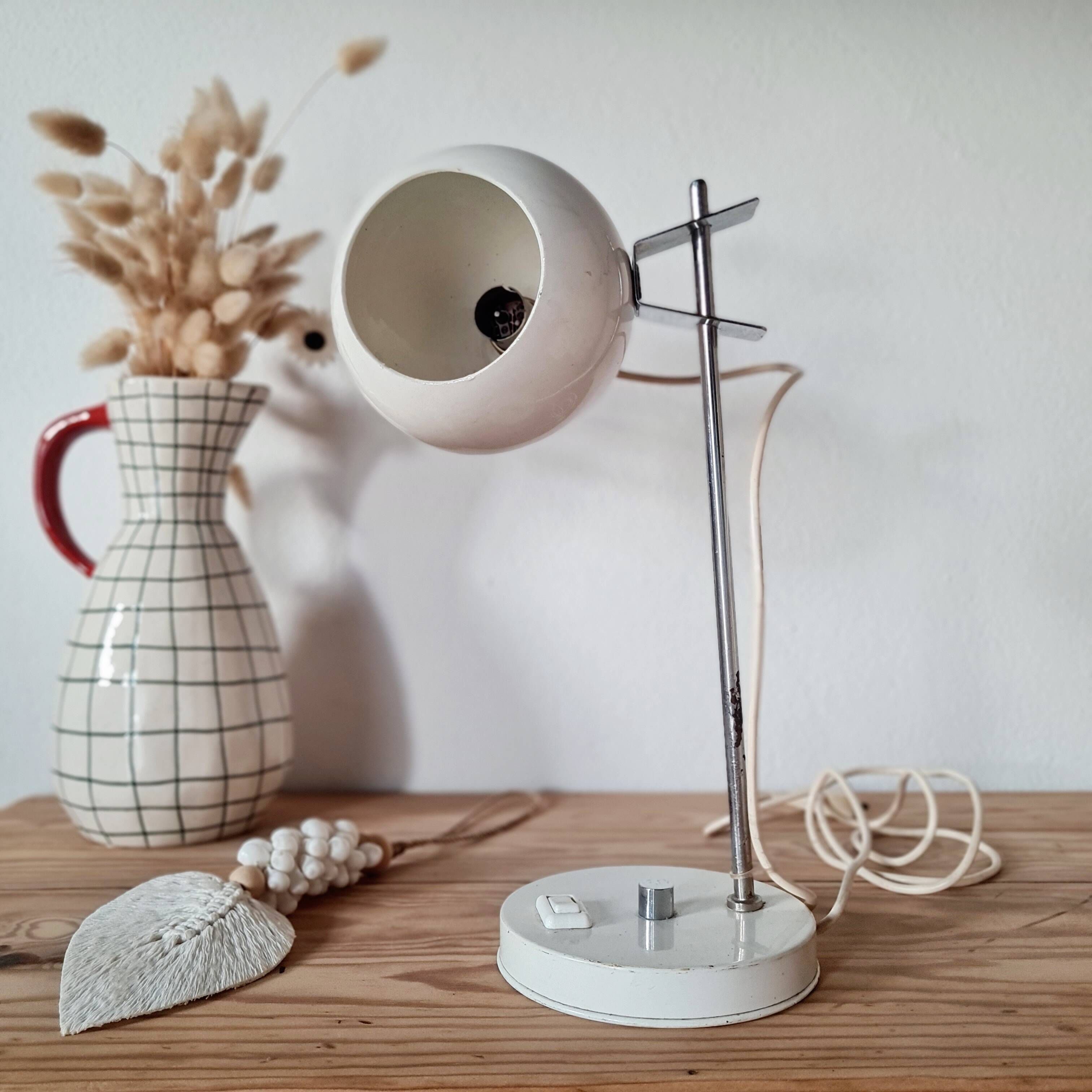 Small vintage Space Age desk lamp in white metal, 1970s design.