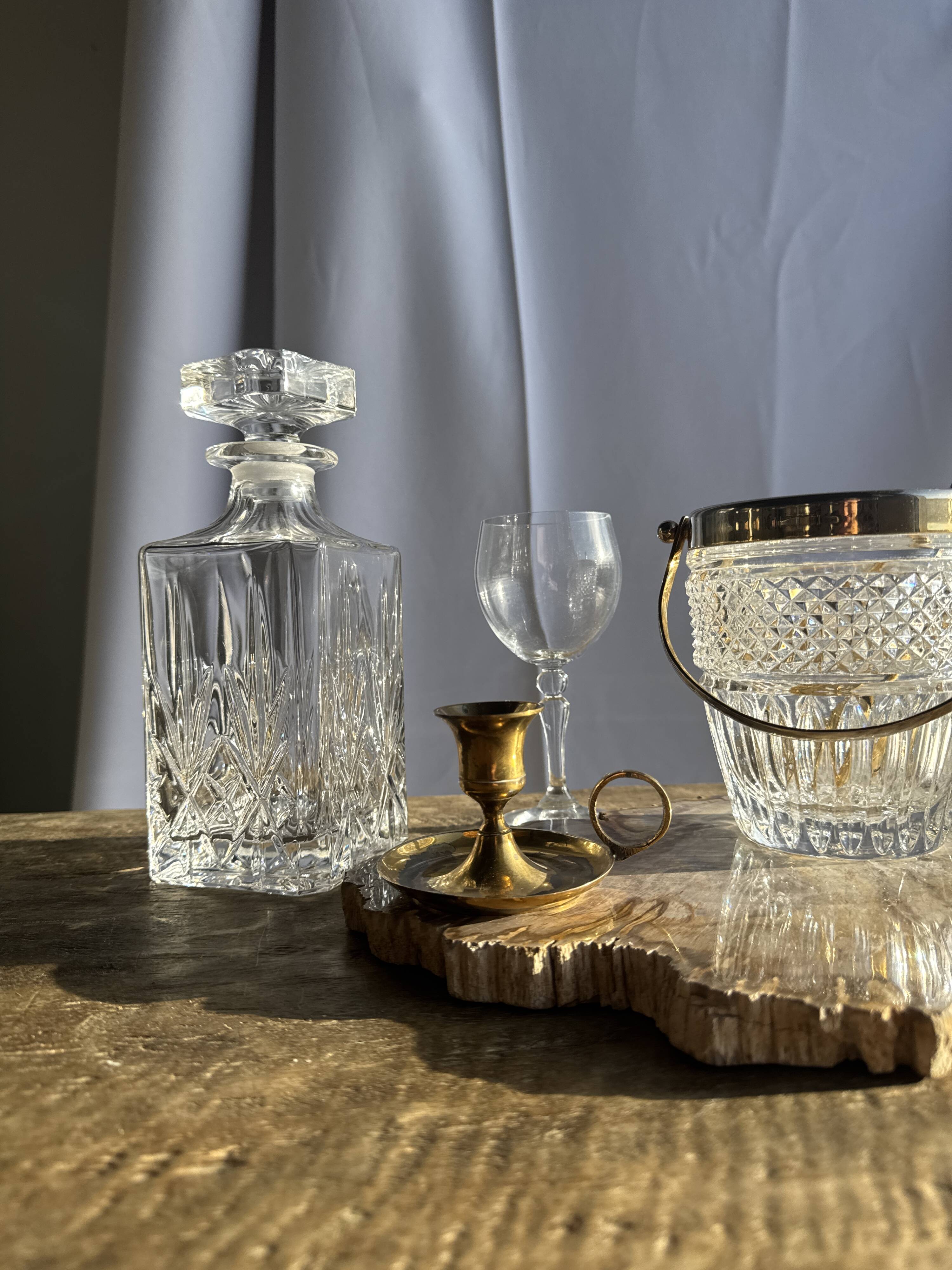 Small golden hand candlestick with a round loop handle D8 H6.5