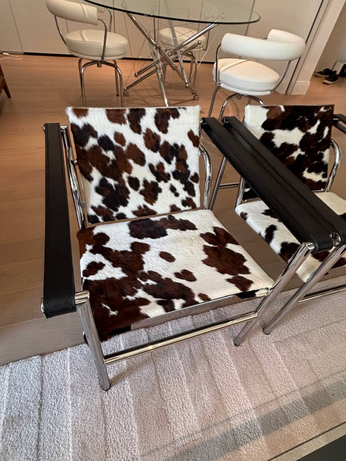 2 LC chairs by Cassina