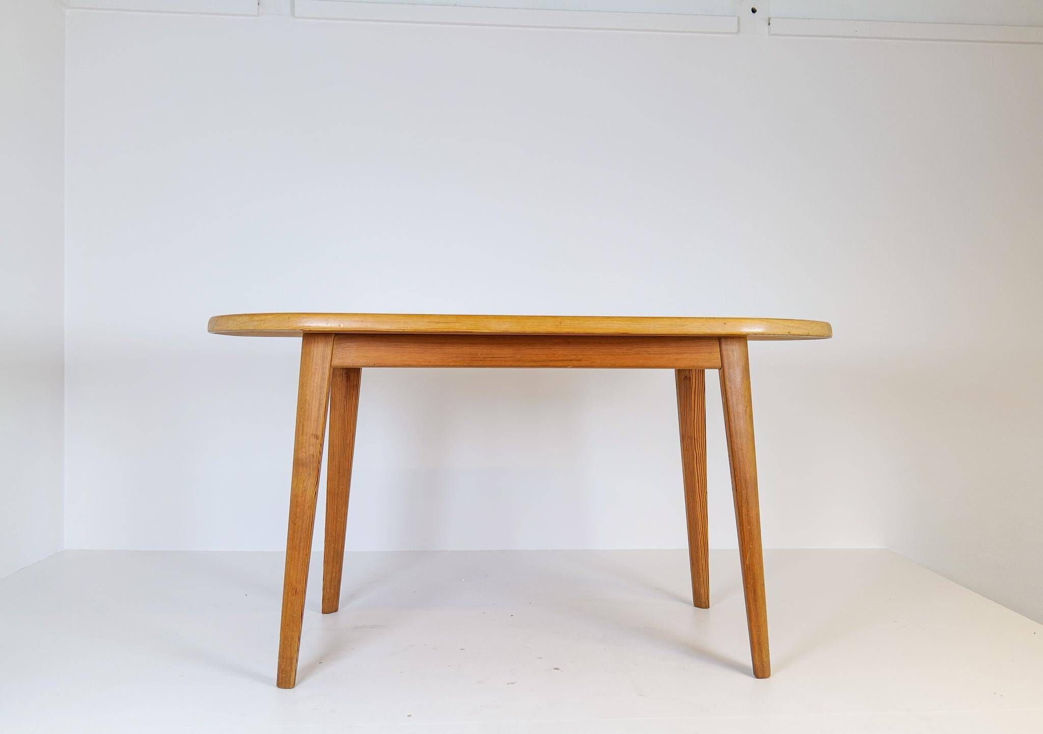 Table basse en pin du milieu du siècle par Carl Malmsten, Suède, années 1940