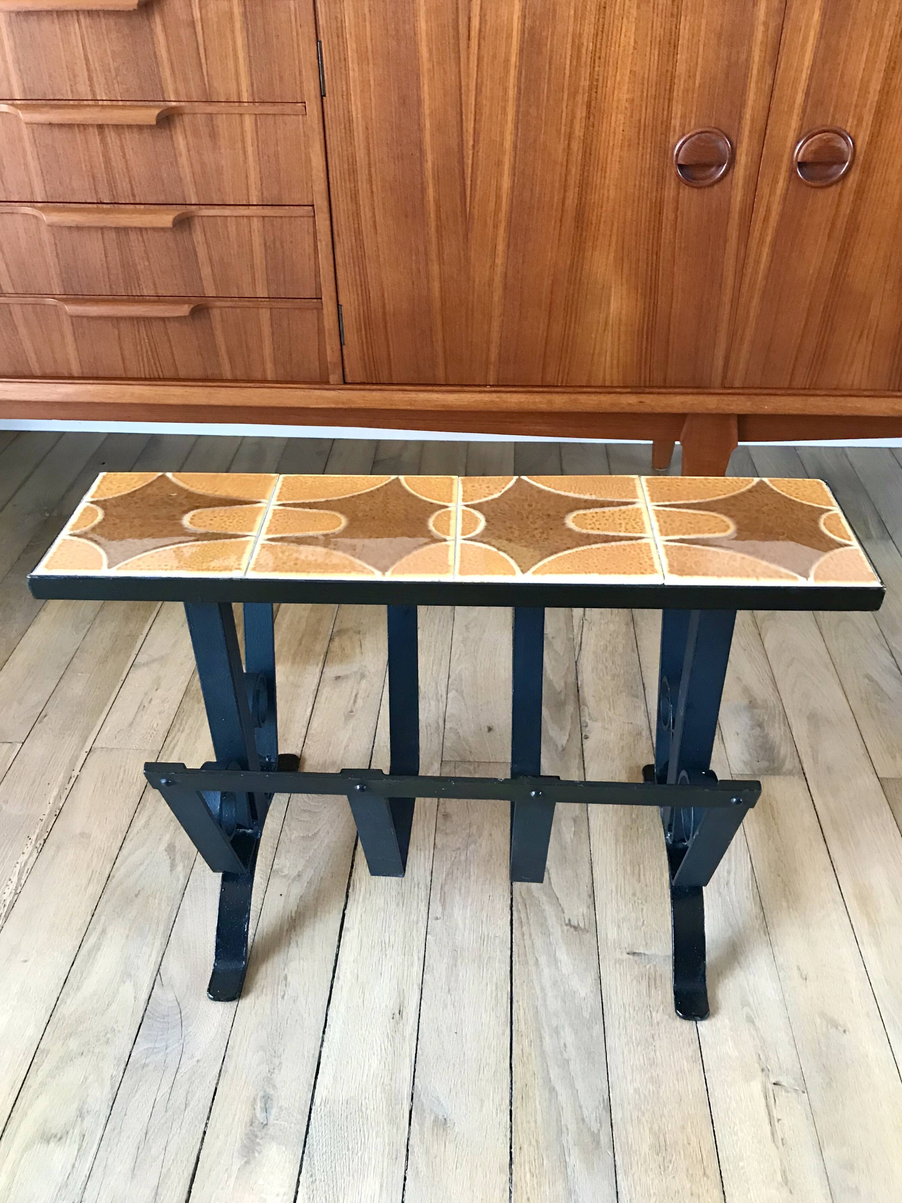 Magazine rack in ceramic and black, orange and brown iron from the 70s