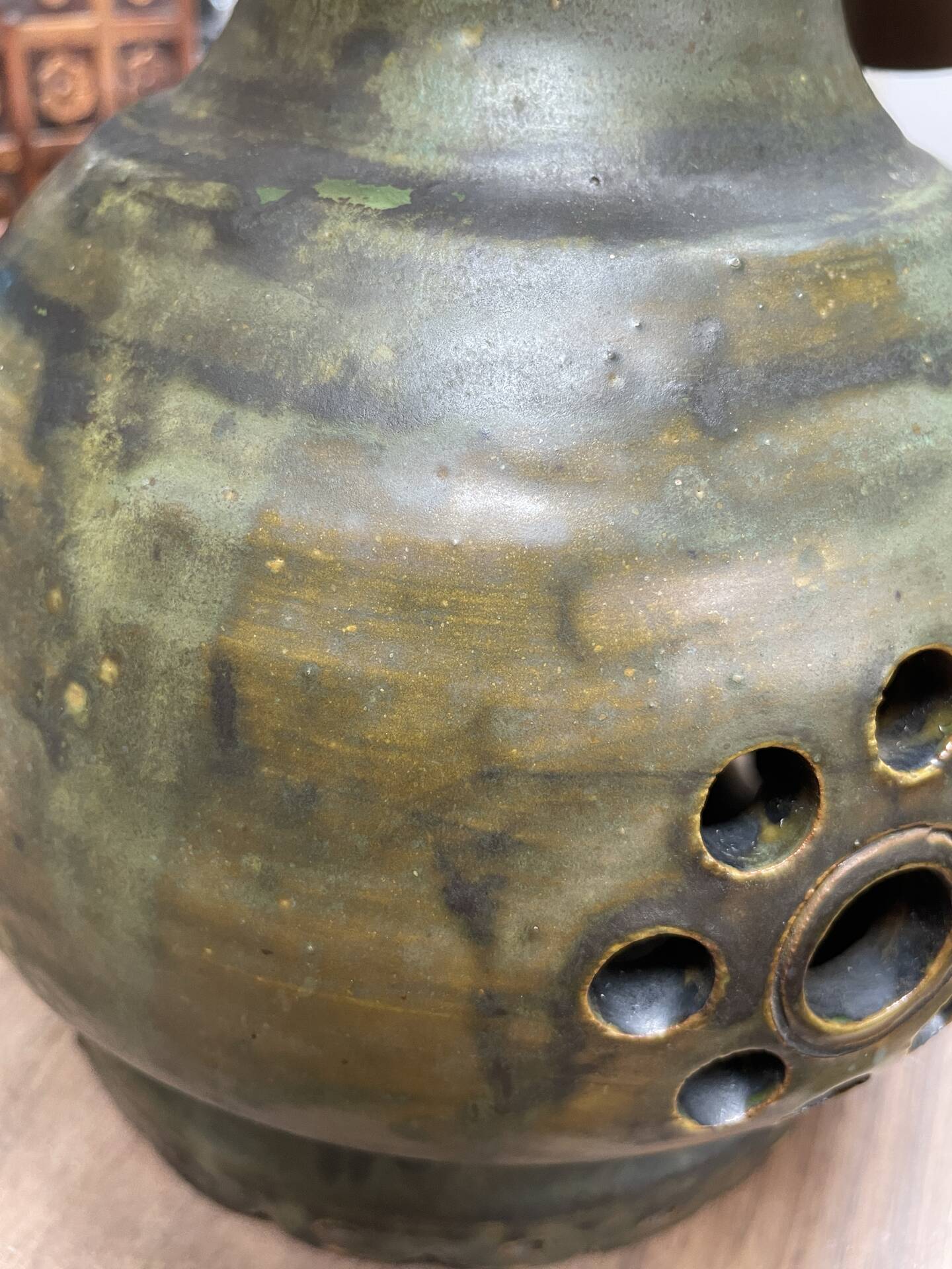 Suspension in glazed stoneware from the 1970s.